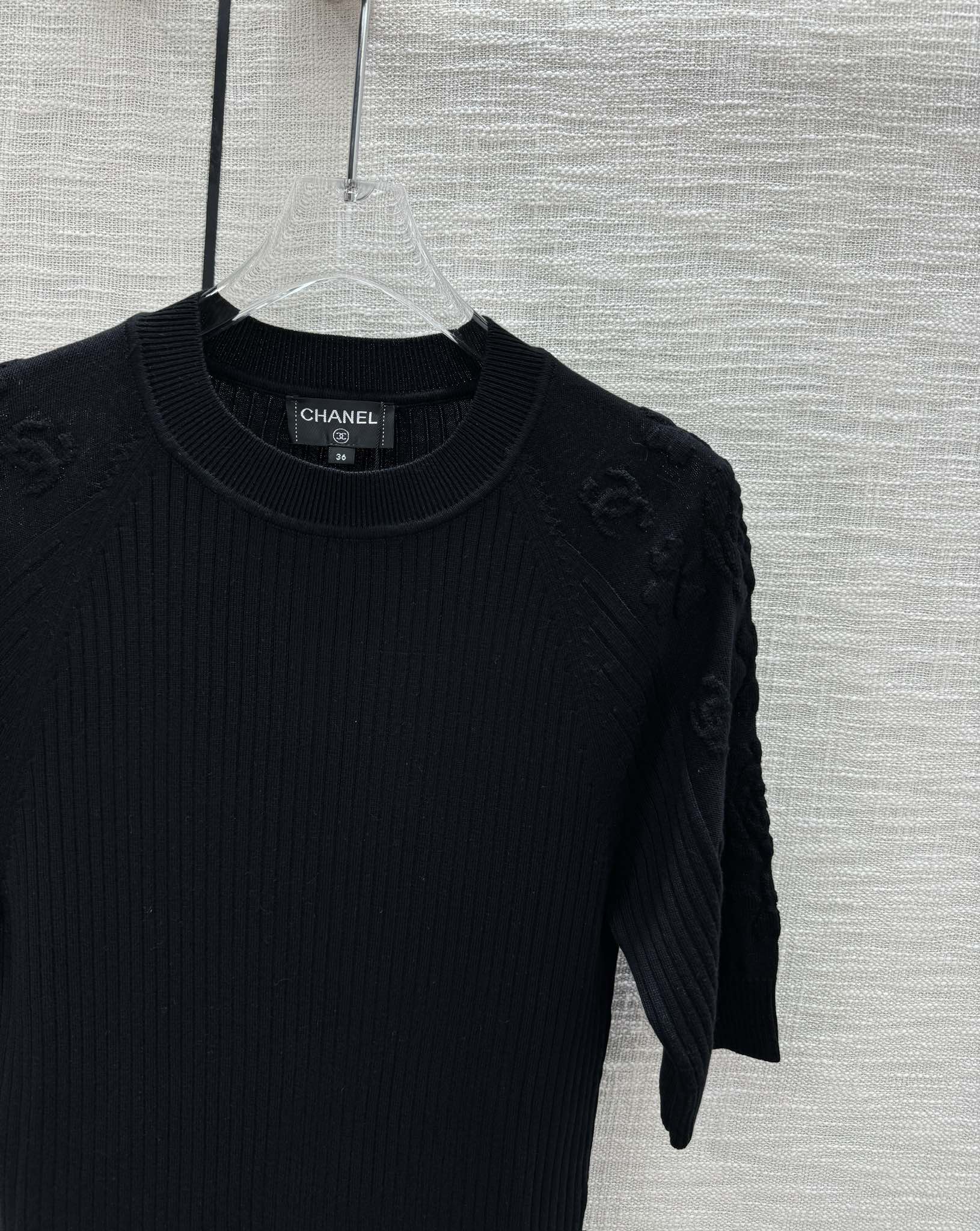 Chanel 2404 Четырехлистный клевер с камелией, вязаный, с коротким рукавом - черный