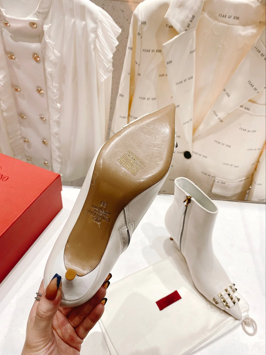 Ботильоны Valentino на шпильке с заклепками - белые