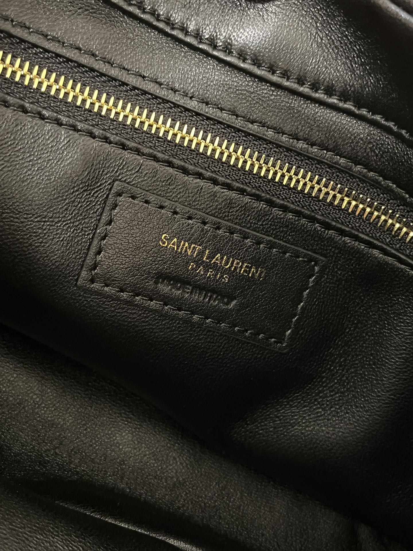 Сумка-хобо YSL Le A 7 — черно-золотая