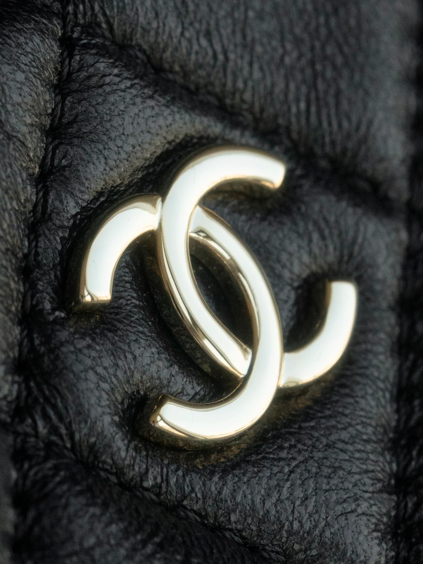 Маленькая многофункциональная сумка для фотоаппарата Chanel из 24-каратного золота — черная.