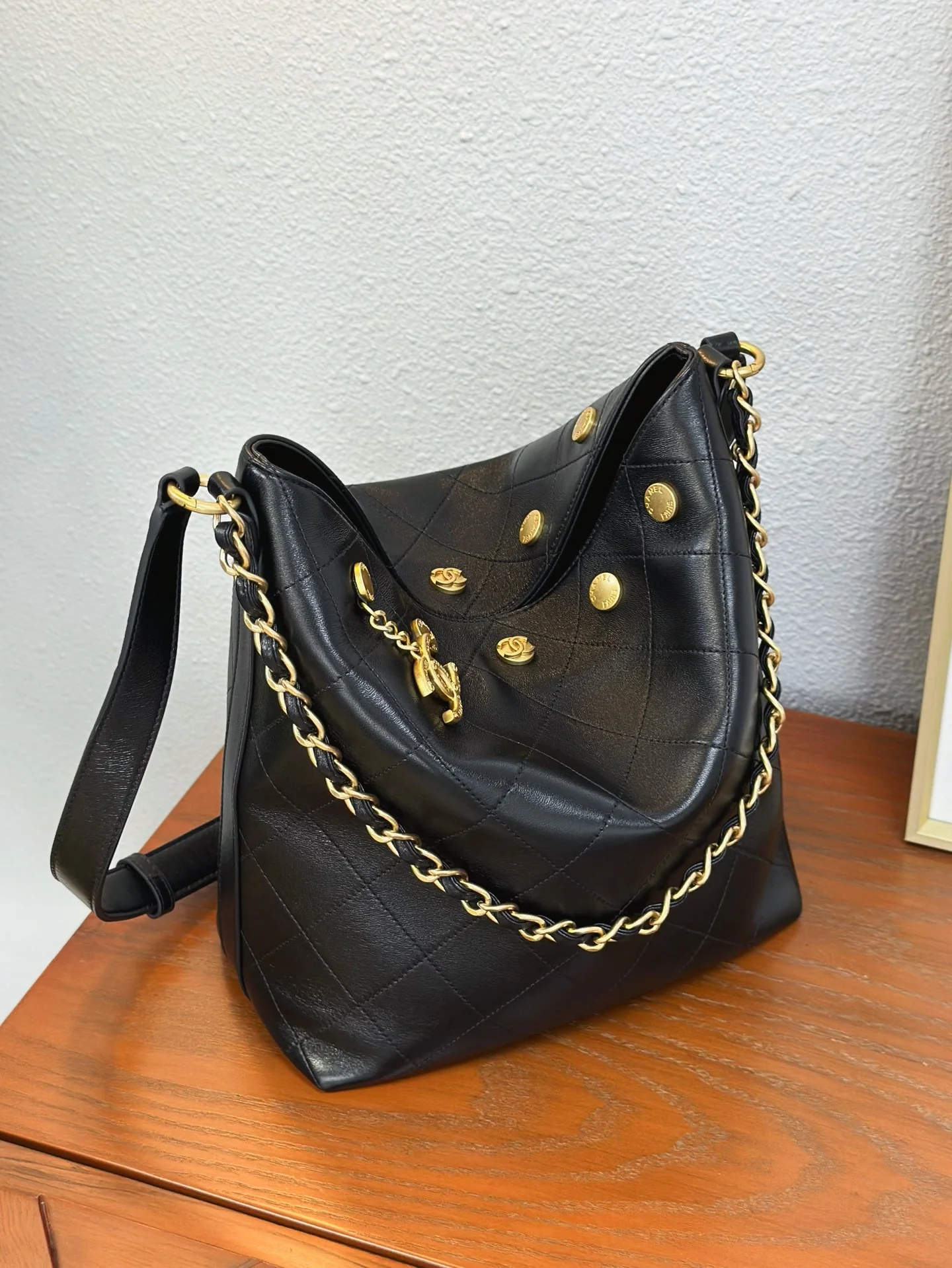 Сумка Chanel в стиле хиппи с золотой монетой 25 пенсов — черно-золотая.