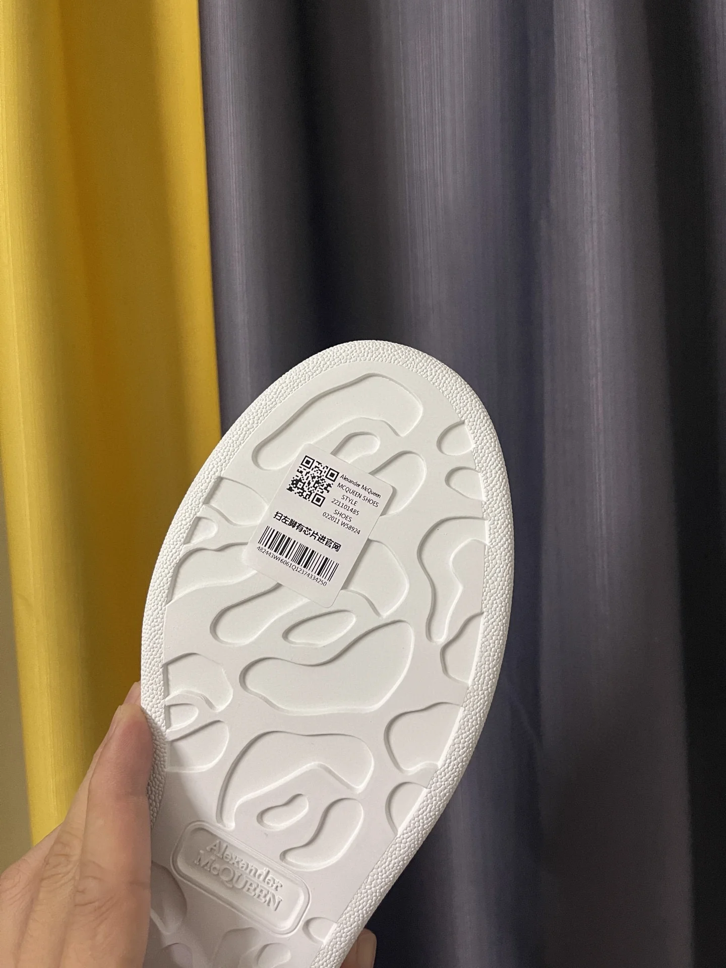 Классические белые кроссовки McQueen - унисекс - темно-серый замшевый каблук - светло-голубая подкладка