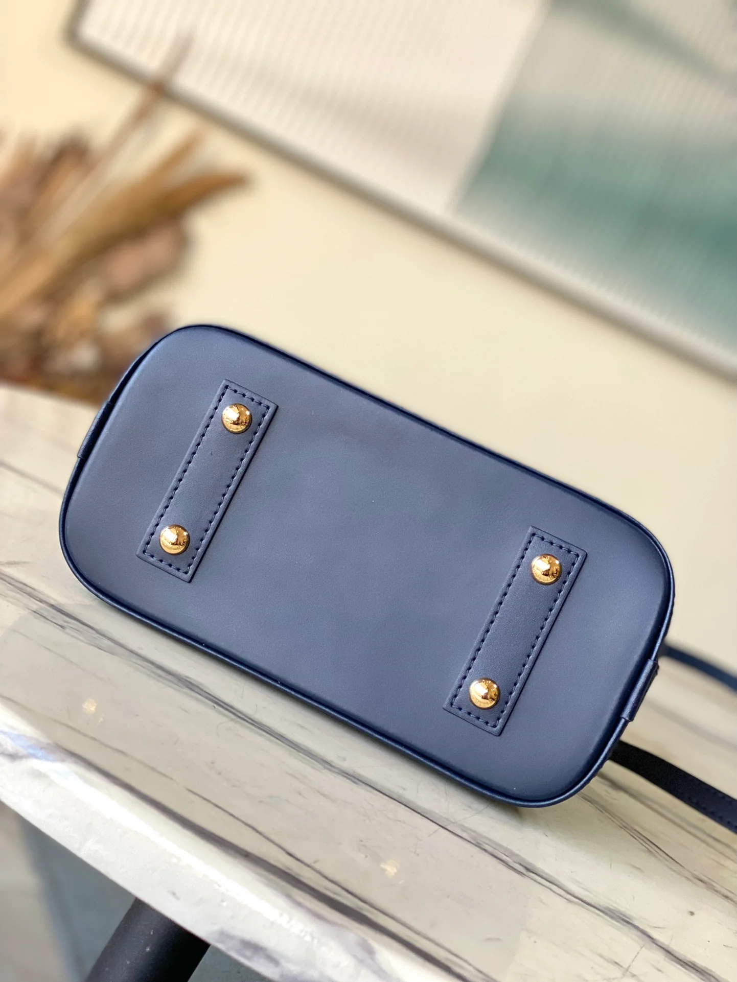 m23666-LV-nicolas-ghesquiere-shell bag-blue