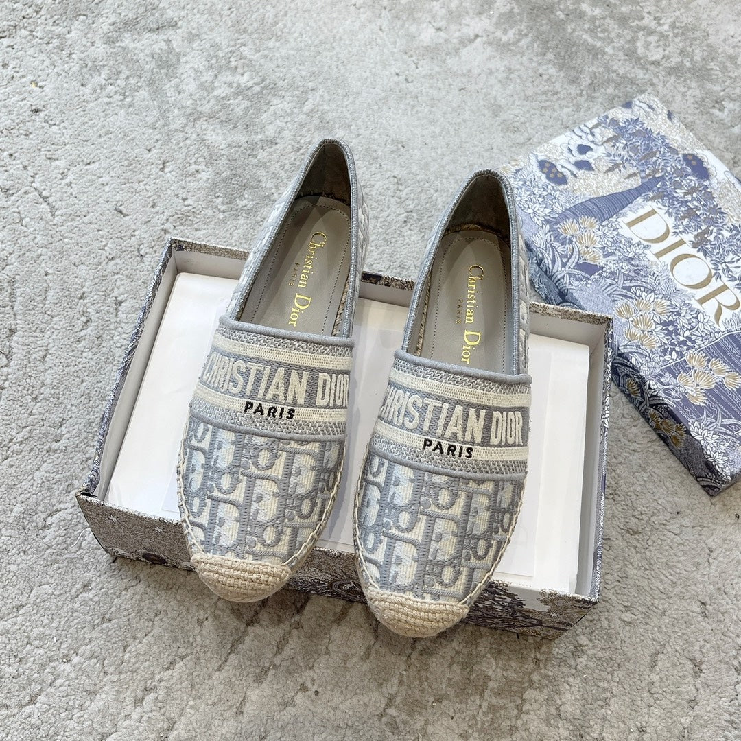 Классические рыбацкие туфли Dior с вышивкой - серые