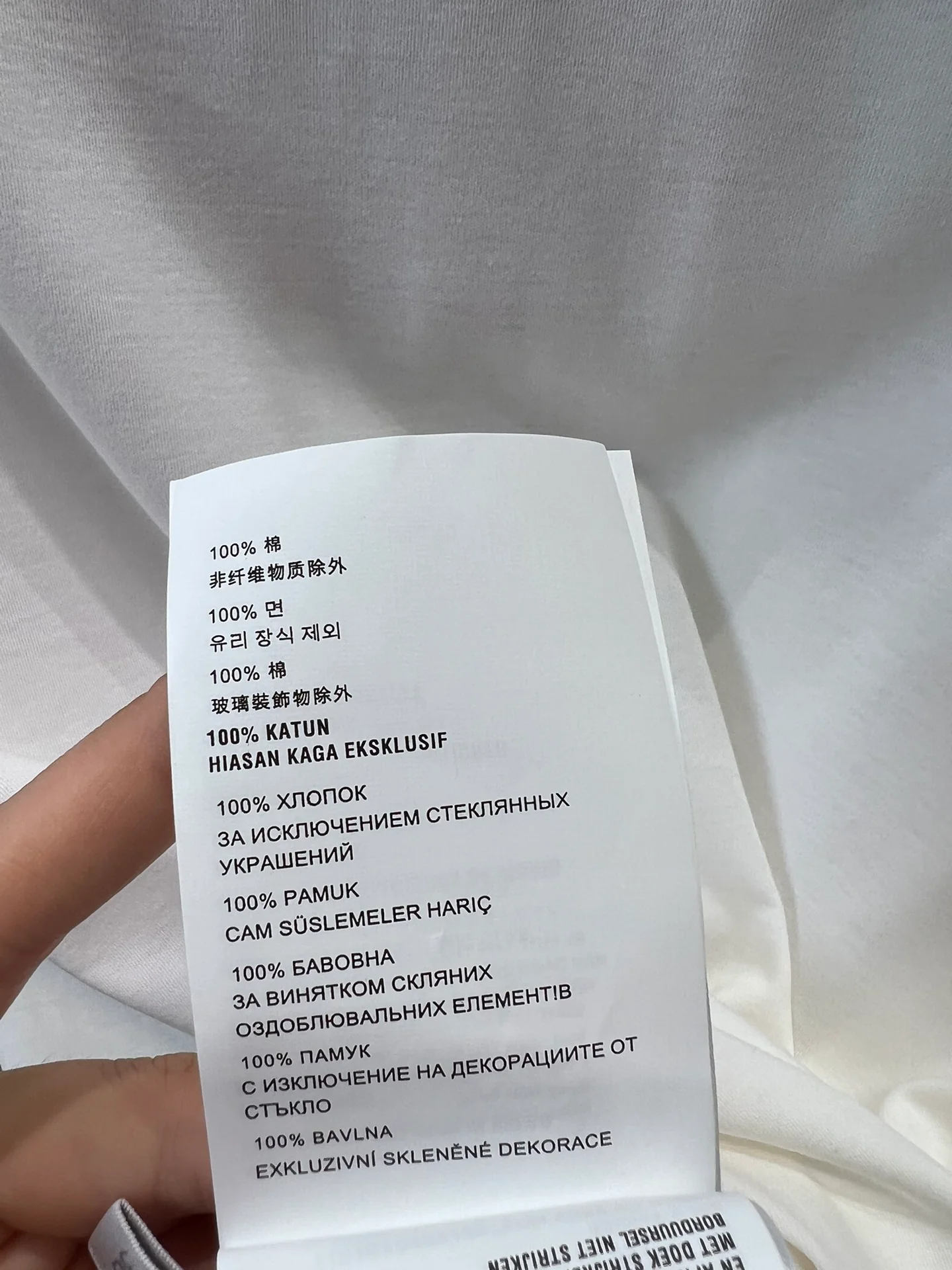 Miu Miu-2404-24 Новая модель для ранней весны: галстук ручной работы с бисером и бантом в виде буквы, футболка с коротким рукавом и круглым вырезом.