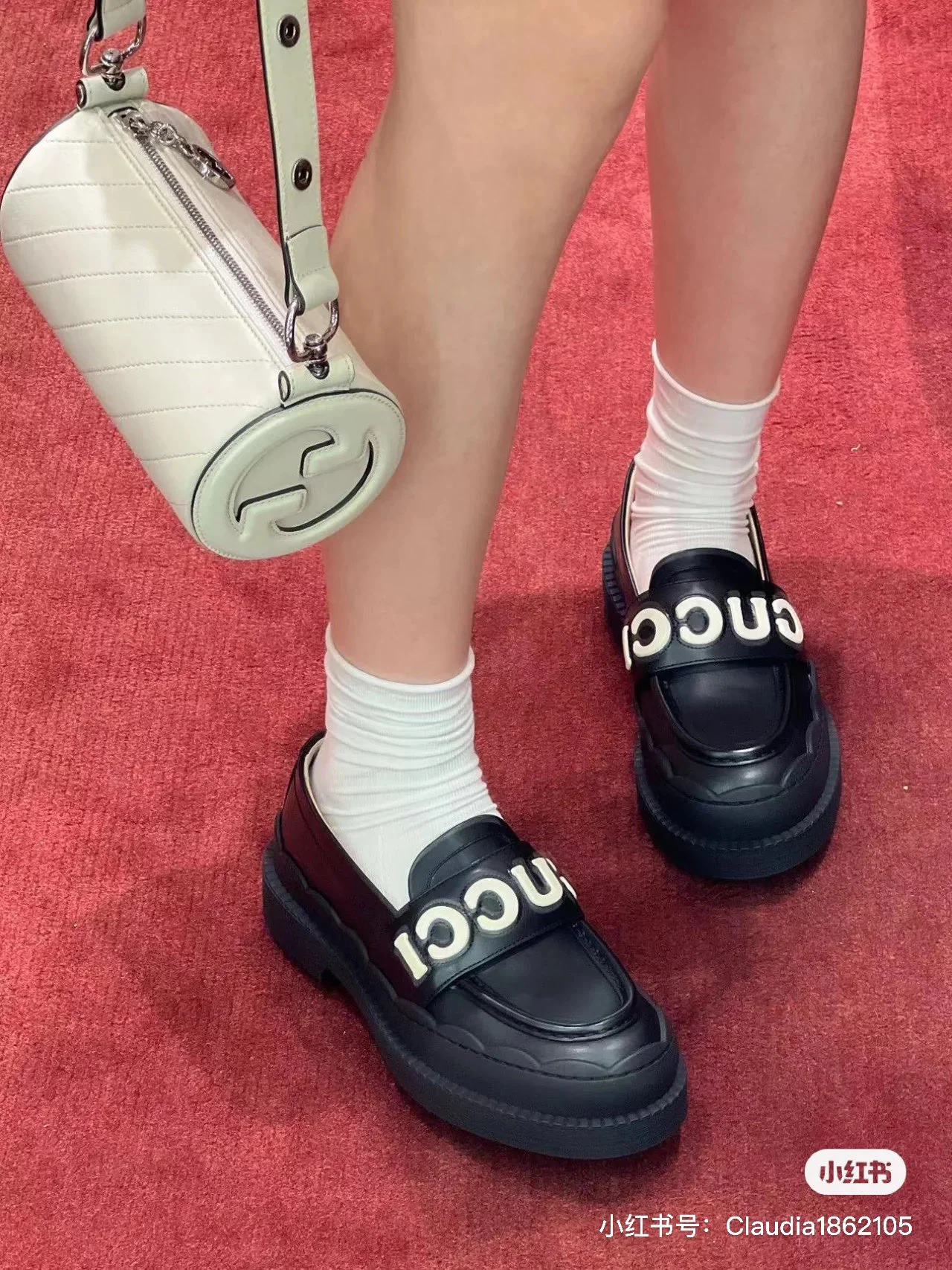 Новинка сезона осень/зима 2023 от Gucci - Лоферы с буквами - Черные