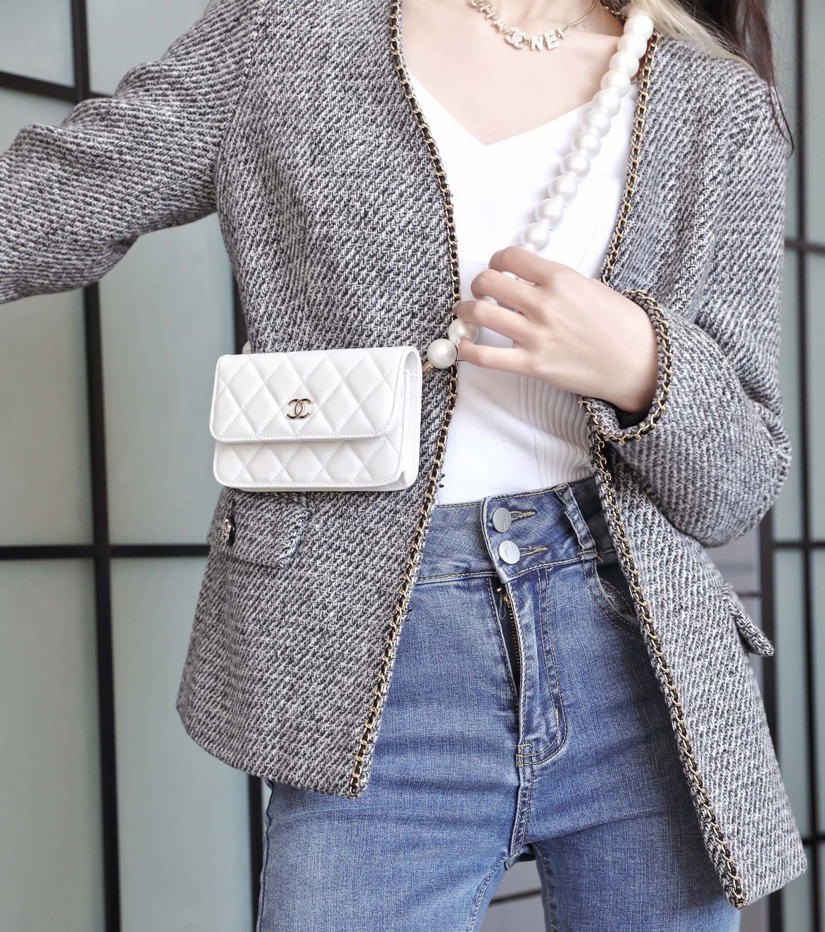 Маленькая сумочка Chanel с жемчужной цепочкой