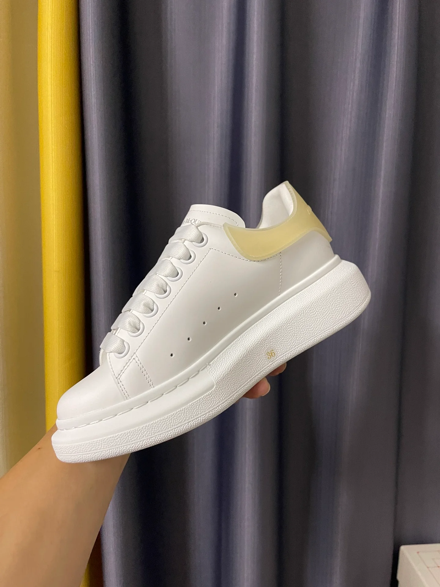 Классические белые кроссовки McQueen - унисекс - прозрачный абрикосовый каблук с эпоксидной смолой