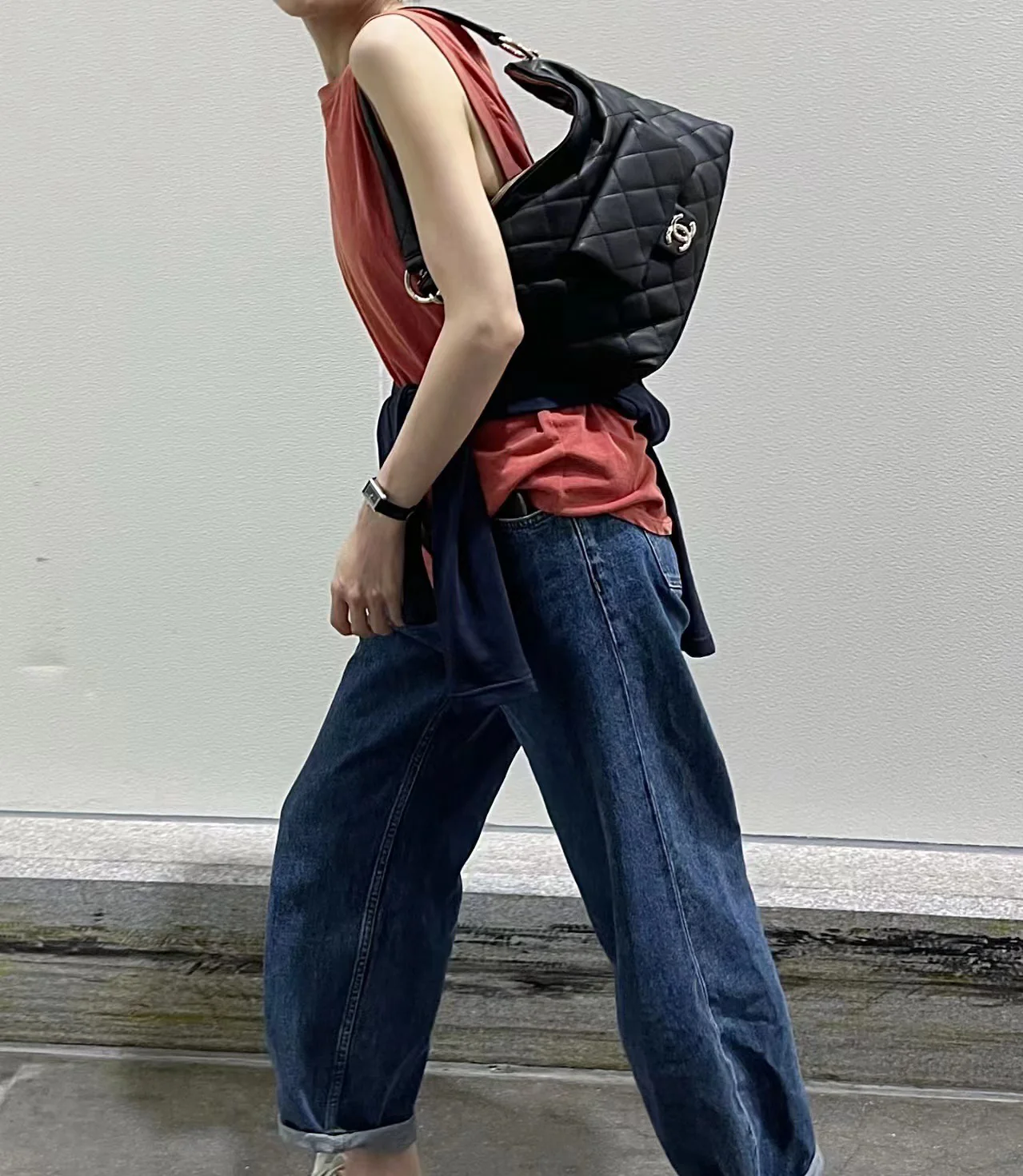 Коллекция Chanel осень/зима 2023 - Сумка-хобо в стиле хиппи - Овечья кожа - Черная