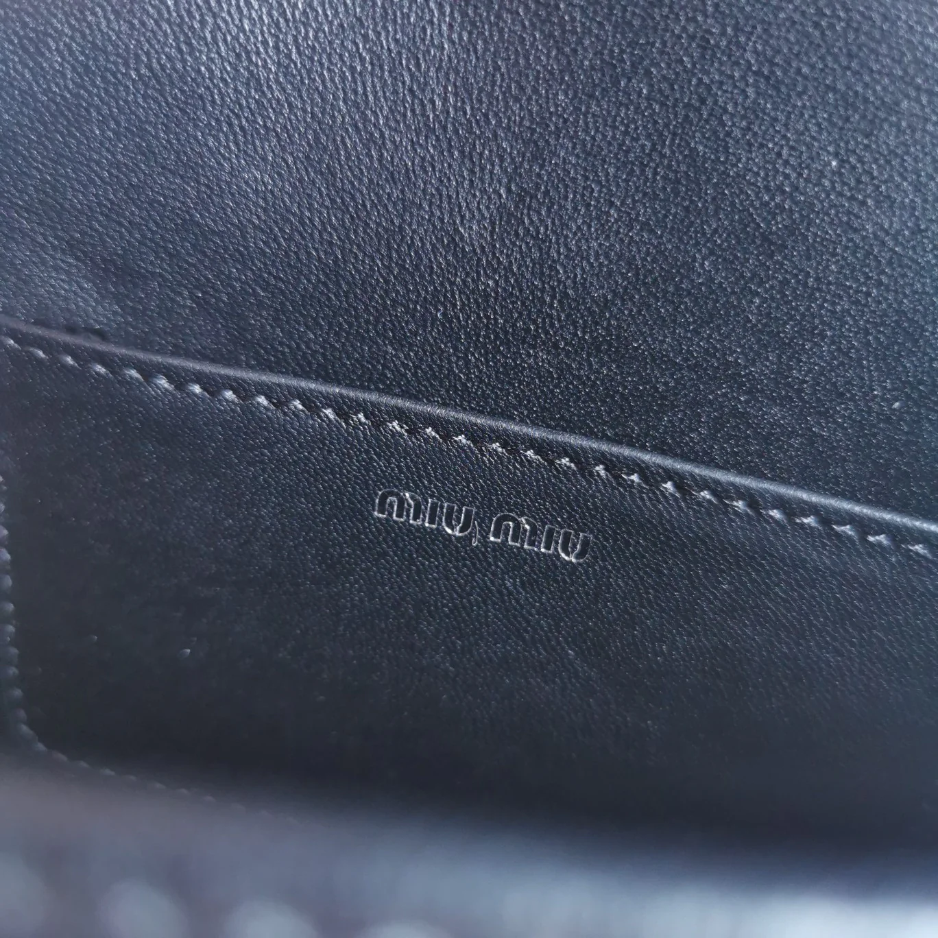 Miu Miu - Плиссированная сумка из мягкой овечьей кожи