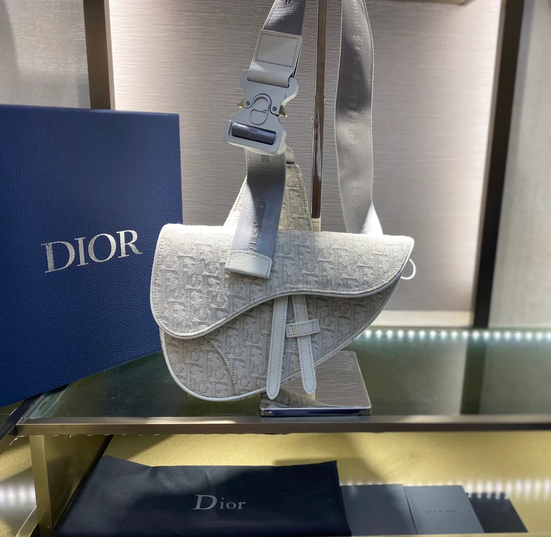Сумка Dior Saddle Bag - мужская модель 2020 года - белая, с монограммой.