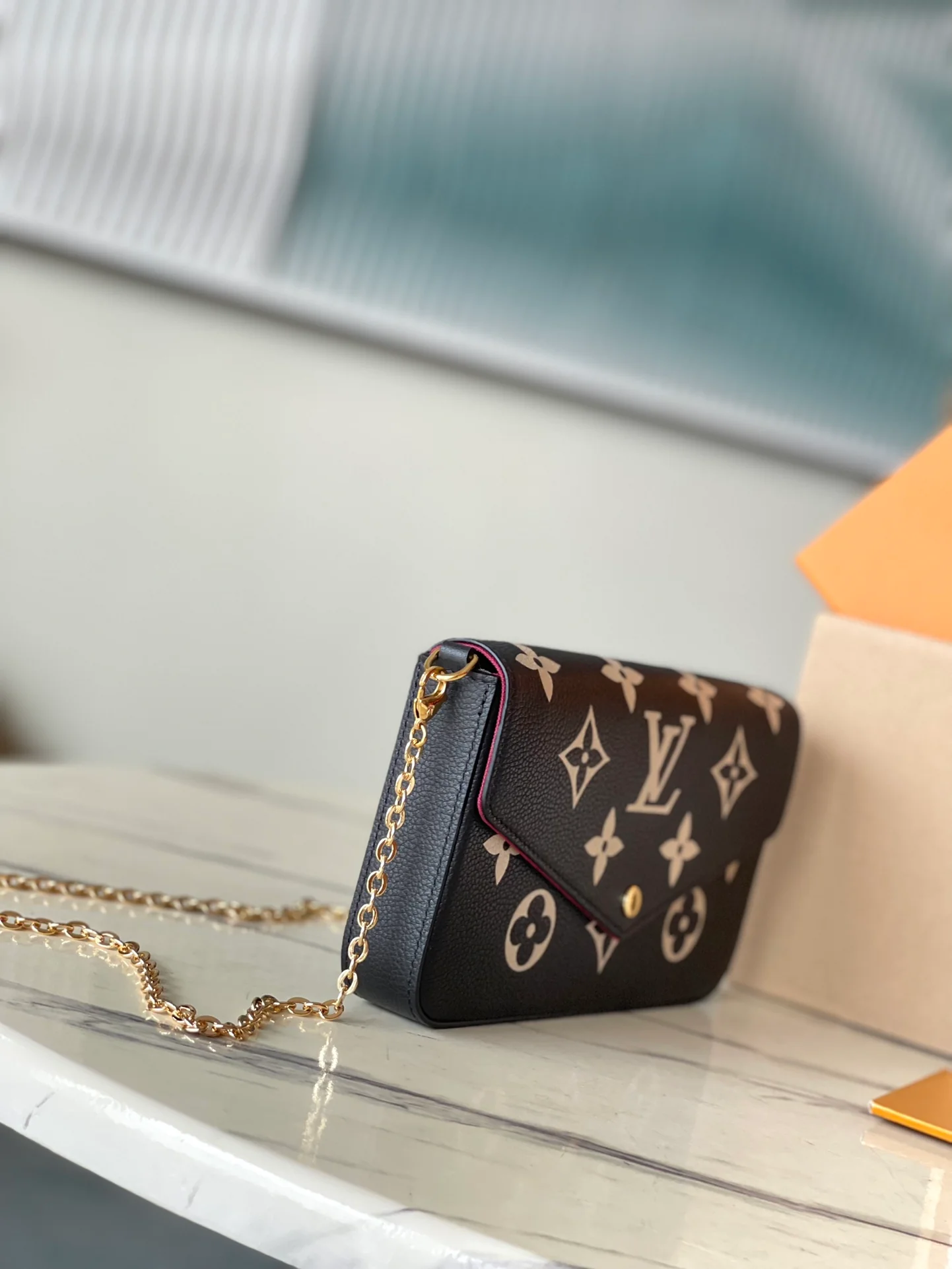 m64064-LV-pochette-felicie-empreinte сумка через плечо с тиснением - черная сетчатая версия