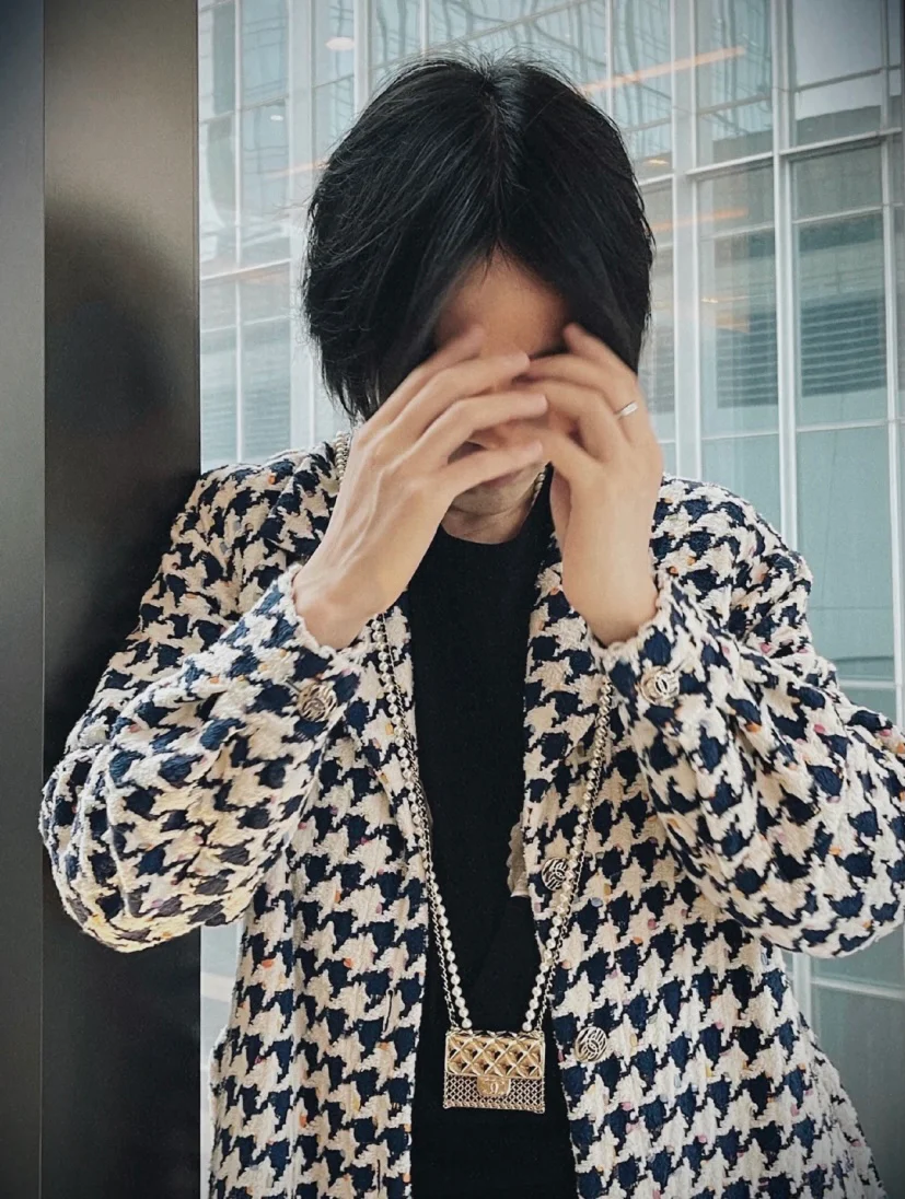 Металлическая сумка Chanel с жемчужной цепочкой