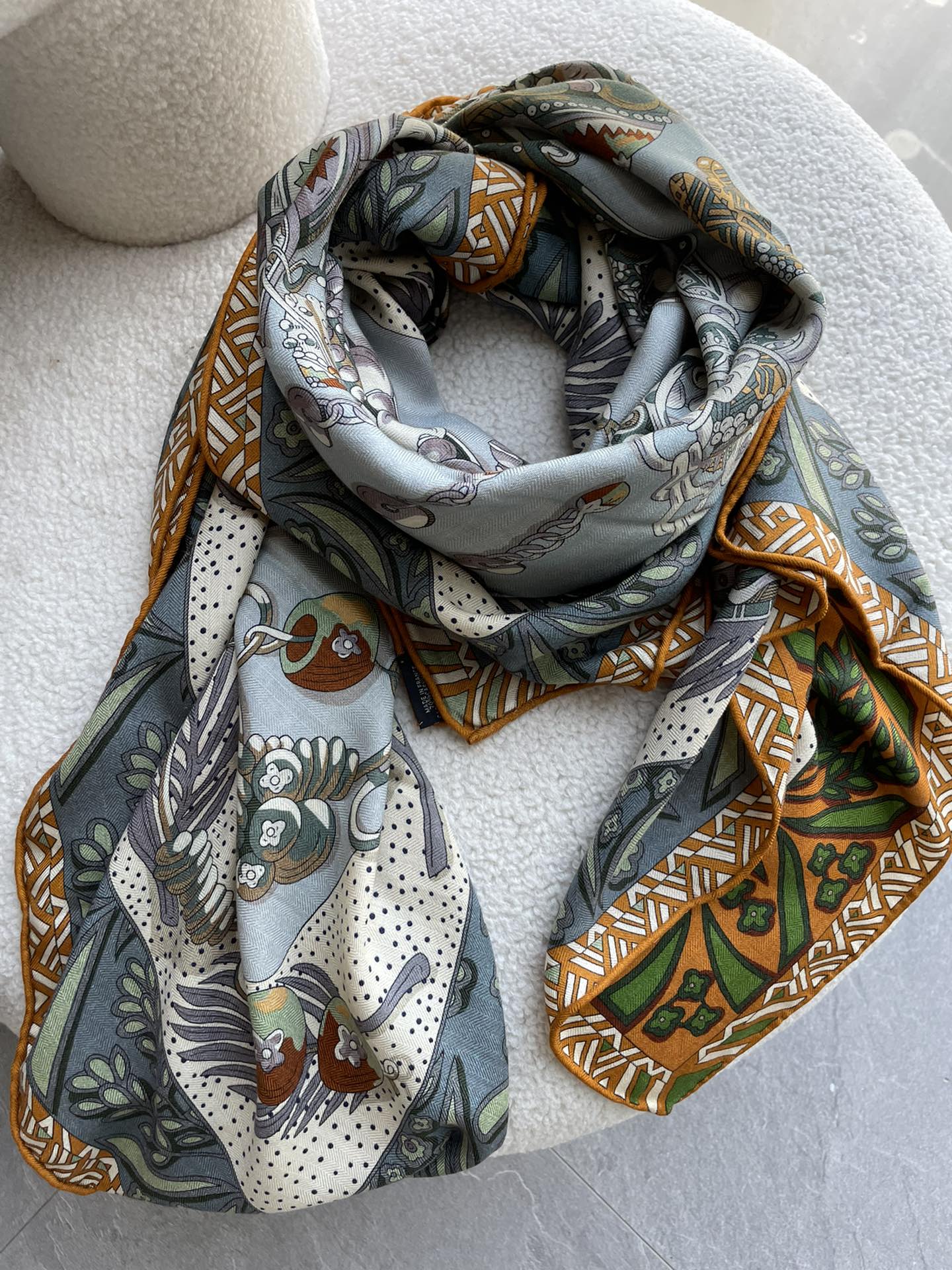 Двусторонний платок Hermes 140 - жетон с буквой H - необычный