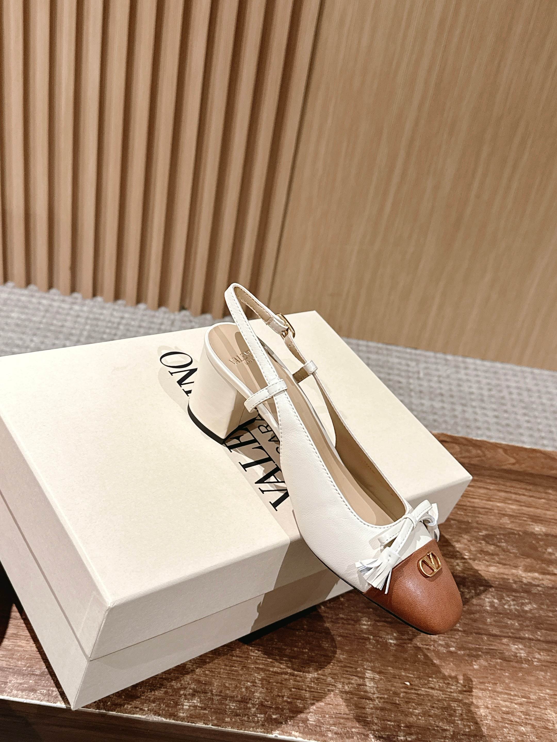 RV - Туфли на толстом каблуке с закрытым носком - Белые