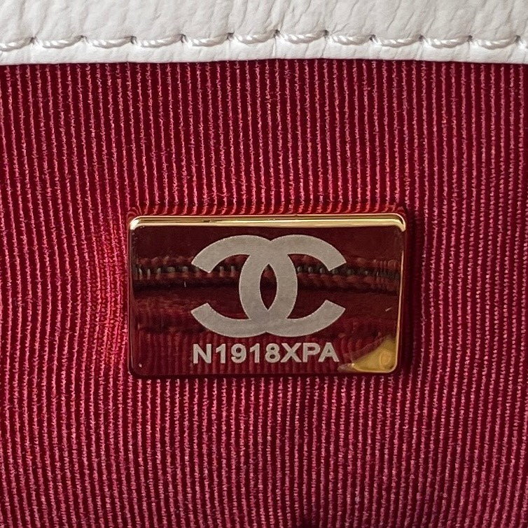 Новинка сезона весна/лето 2023 от Chanel - сумка Gold Coin CF, белая.