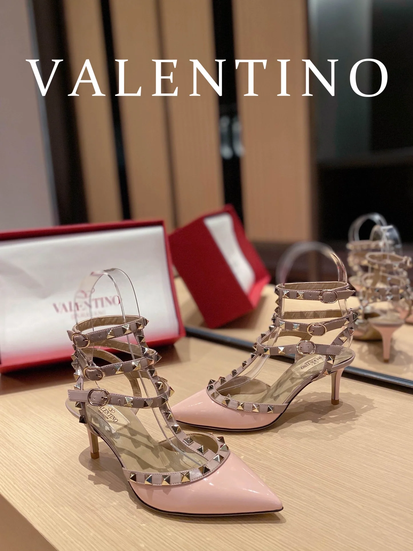 Valentino - Розовые балетки с острым носком и стразами