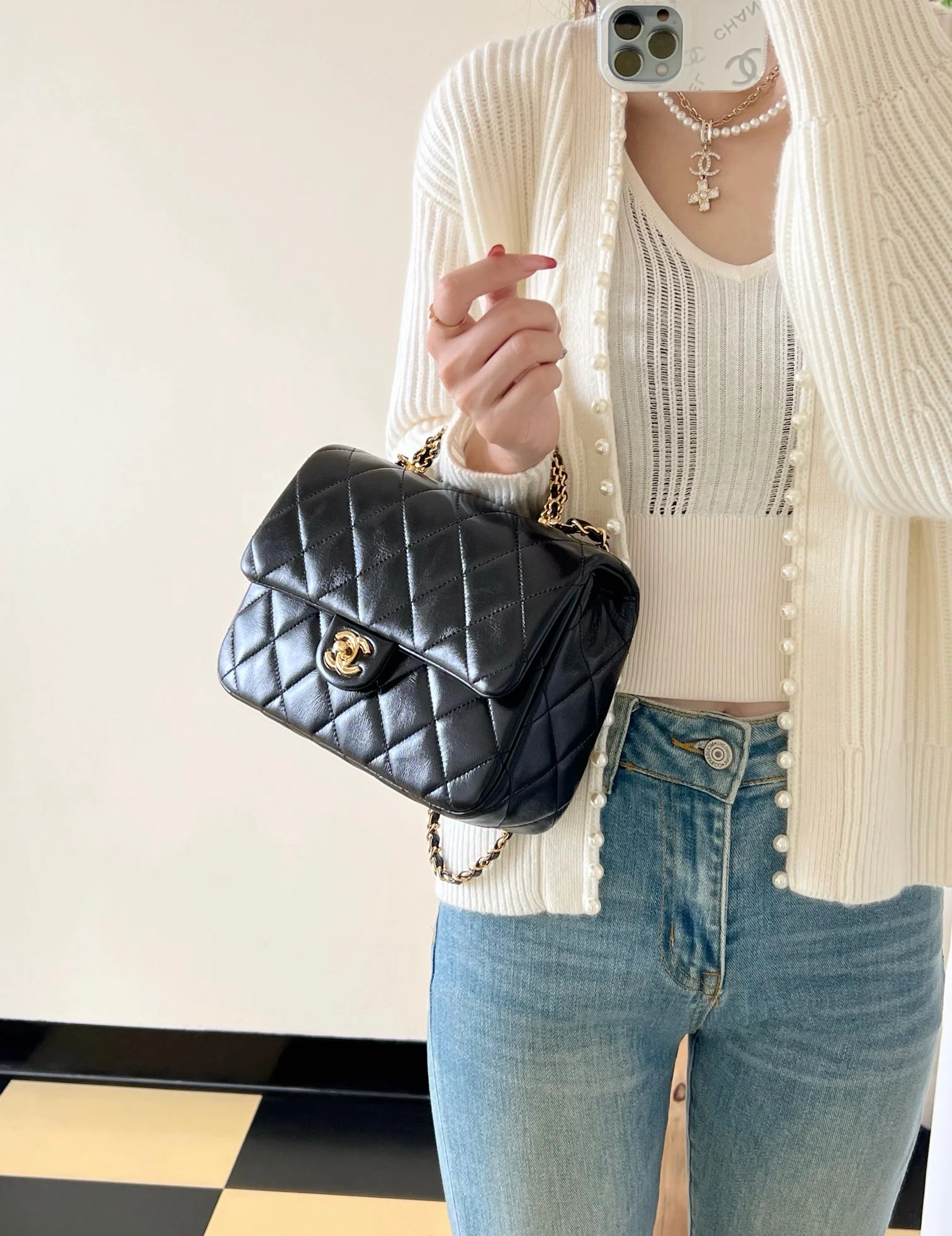 Большая черная сумка Chanel с клапаном и поворотной ручкой.