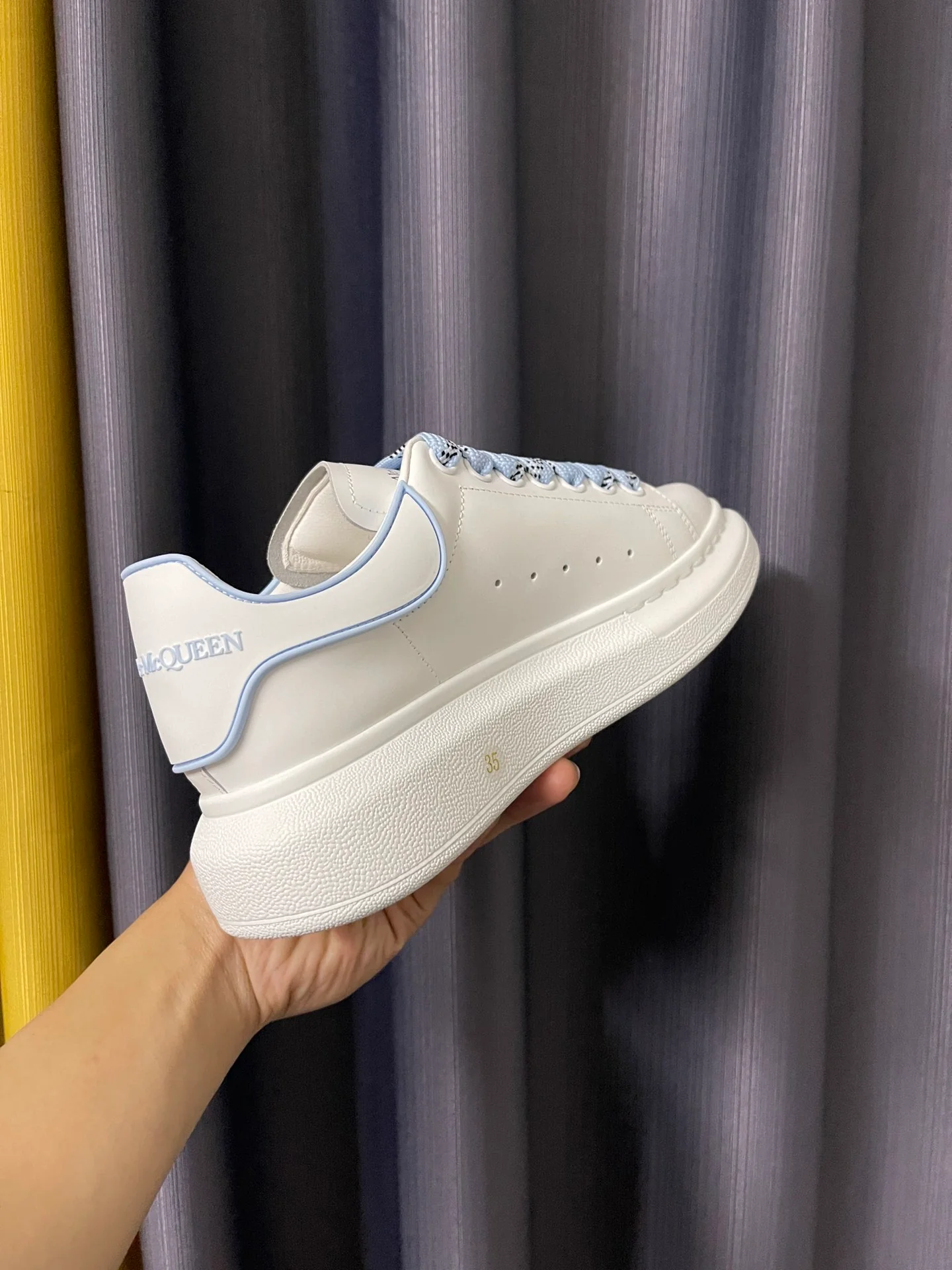 Классические белые кроссовки McQueen - унисекс - белые с голубым каблуком