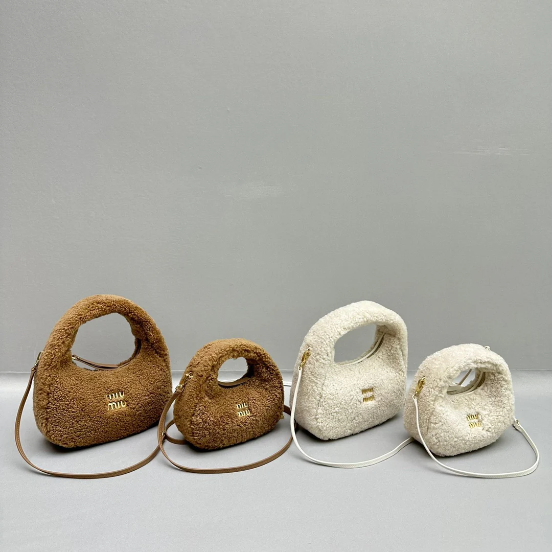 Сумка Miu Miu Wander — коричневая, из овечьей шерсти — сравнение размеров