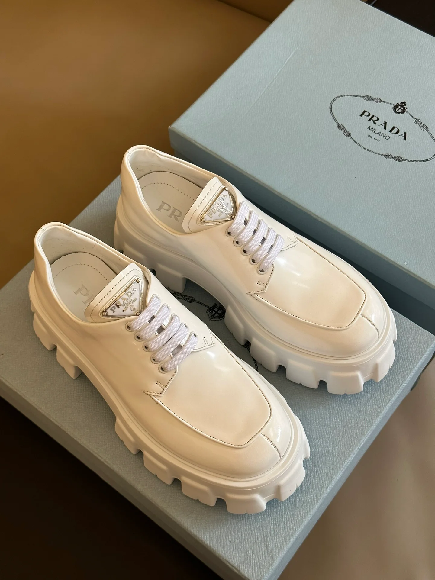 Обувь Prada на платформе с треугольным логотипом, коллекция 2024 года - Изображение - 1