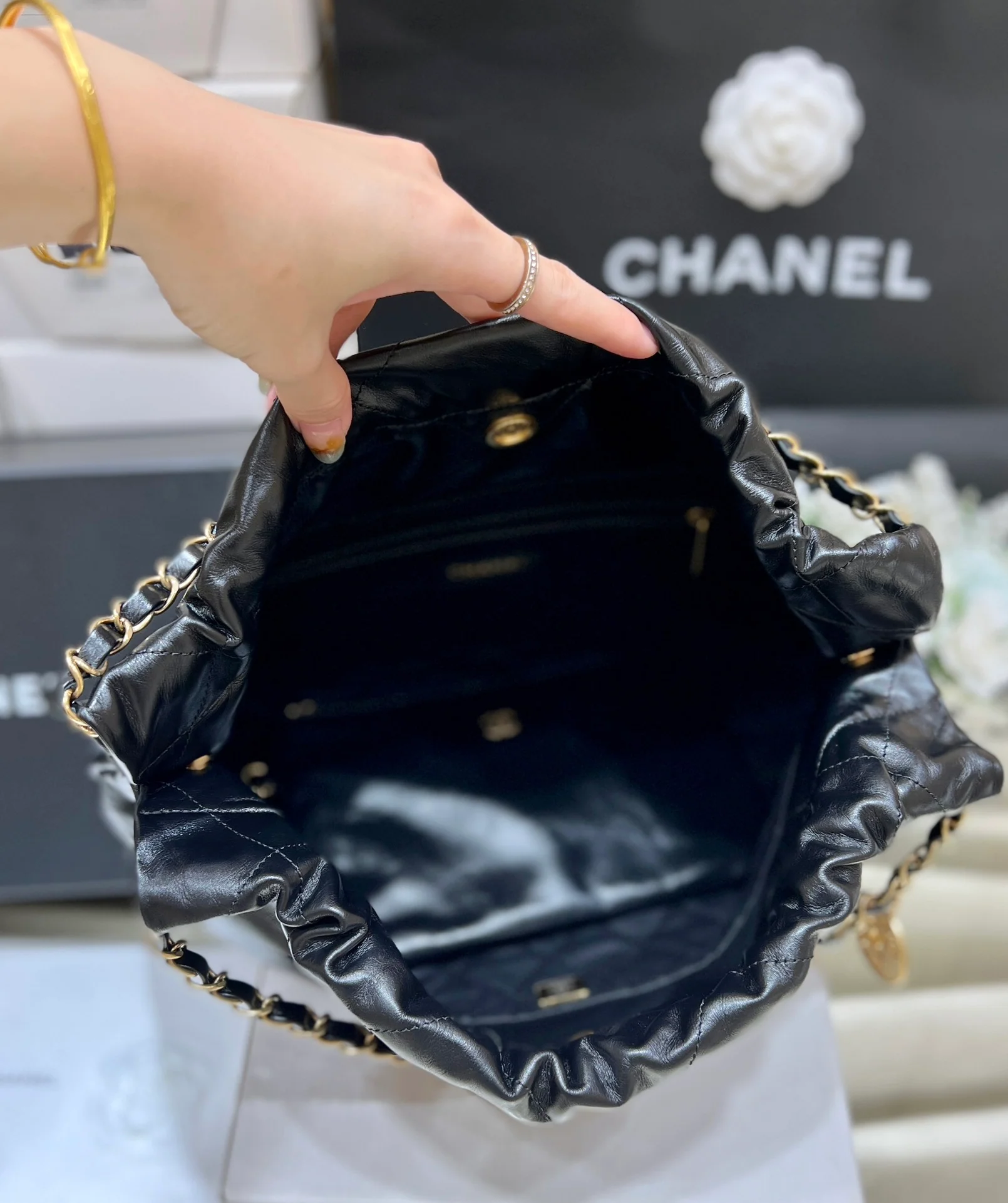 Мусорный мешок Chanel Retro с горизонтальной золотой цепочкой - черный
