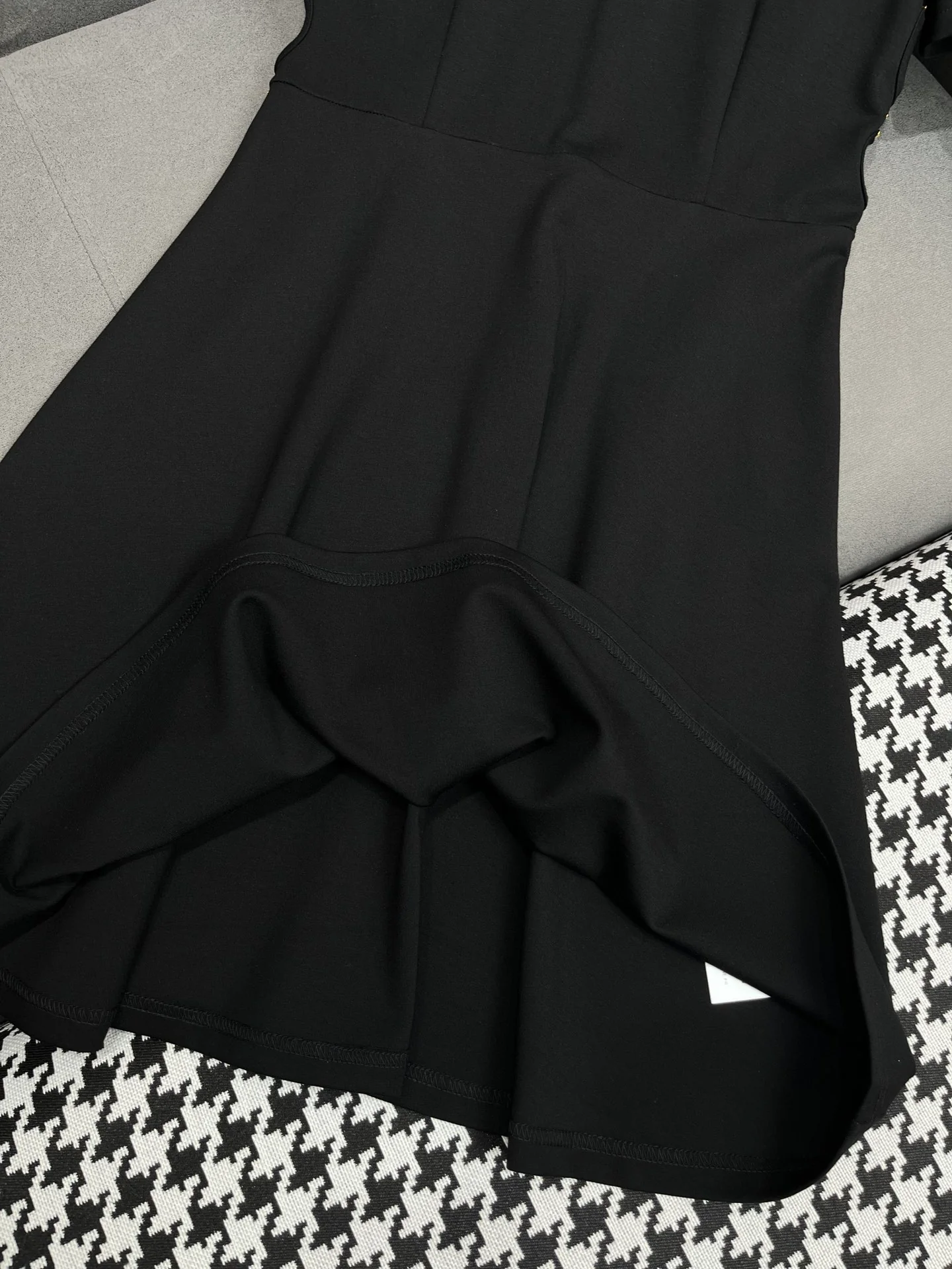 Платье Celine 2404-24ss весна/лето с рваным дизайном, омолаживающее и стройнящее, черное.