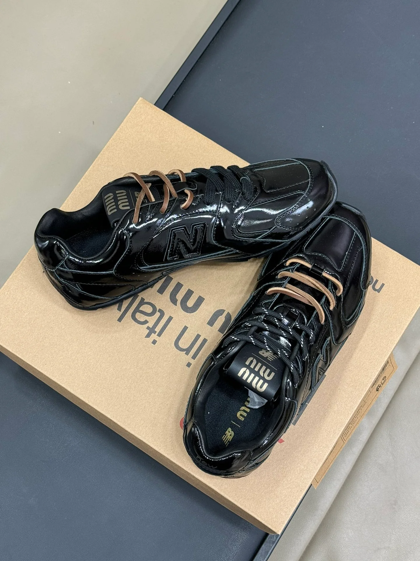 Miu Miu - Маленькие кожаные туфельки 2024 года - Лакированные черные