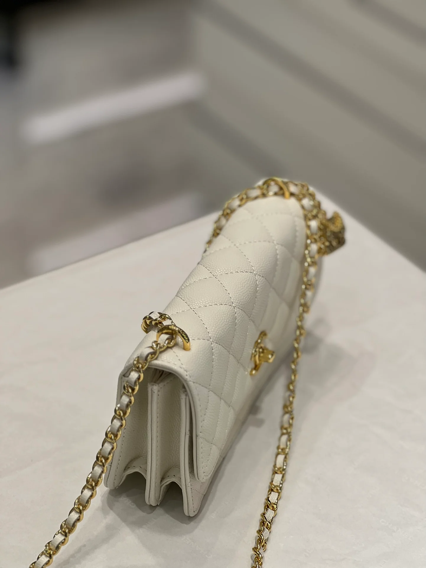 Коллекция Chanel Весна/Лето 2023 - Подвесной телефон-гармошка - WOC - Кожа с зернистой текстурой ?Личи? - 196nk4