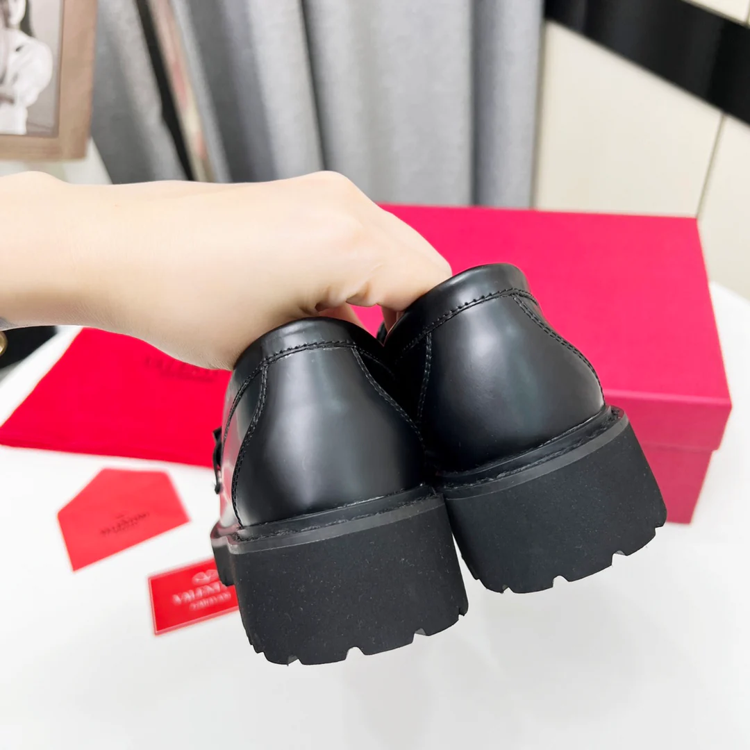 Valentino - Новинка весны 2022 года - Лоферы на платформе - 1