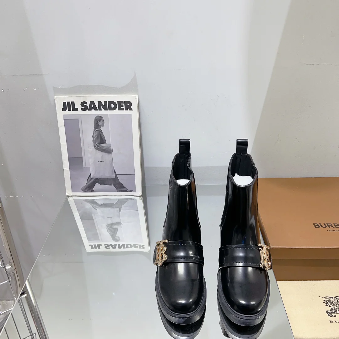 Новинка сезона осень/зима 2023 от Burberry - Ботильоны на массивном каблуке - Черные