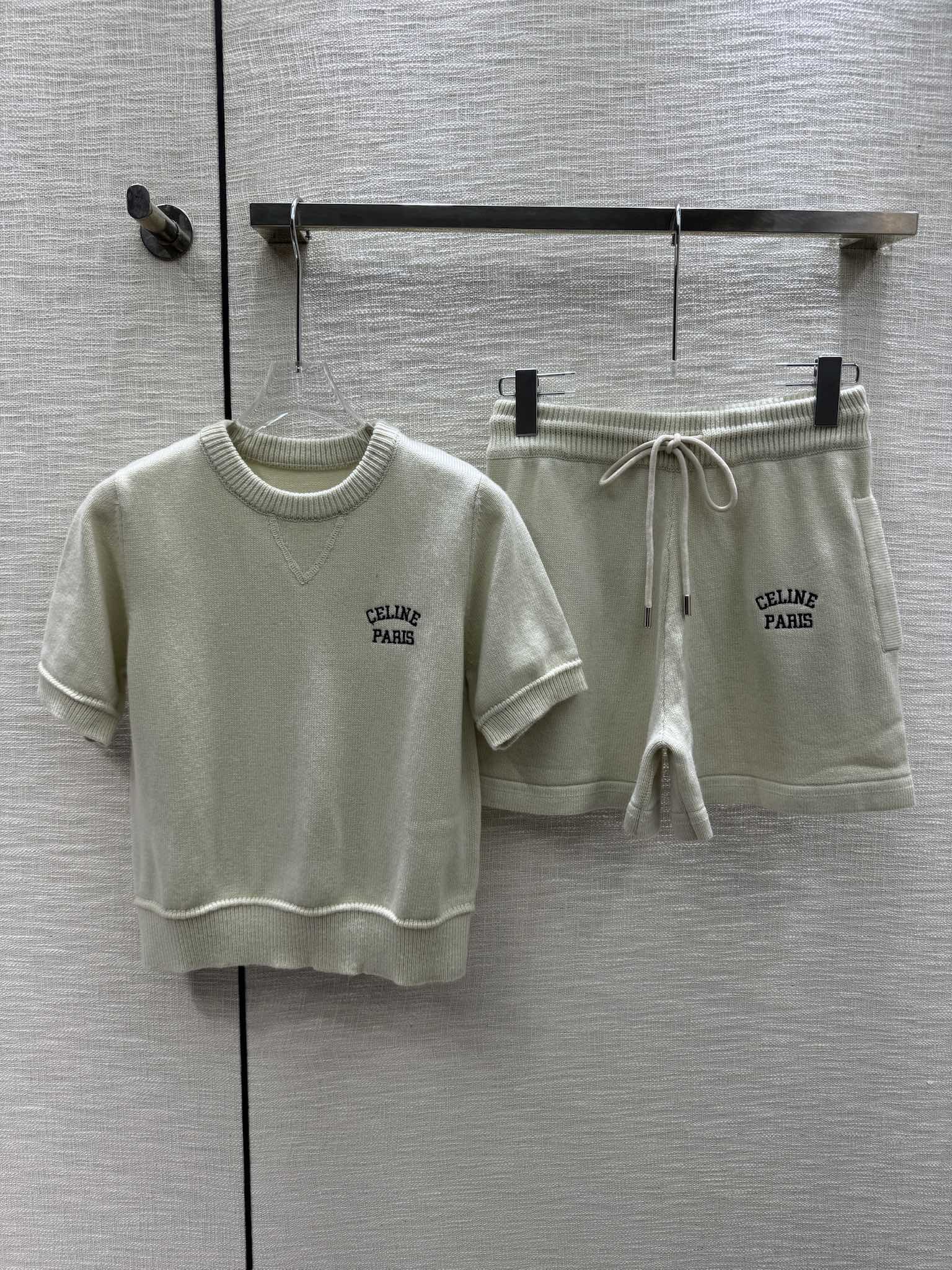 Комплект из трикотажа с ребристым воротником и короткими рукавами из коллекции Celine весна/лето 2024.