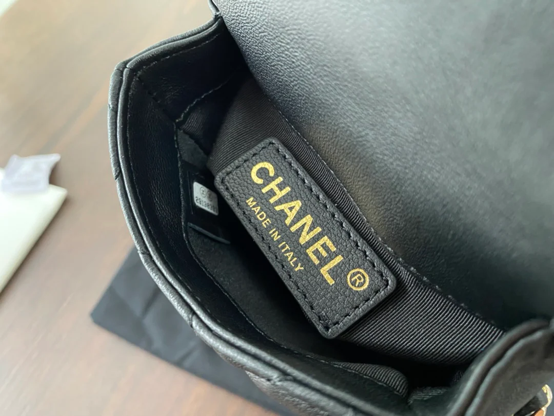 Сумка для телефона Chanel CF Pearl из коллекции Весна/Лето 2020 - Черная