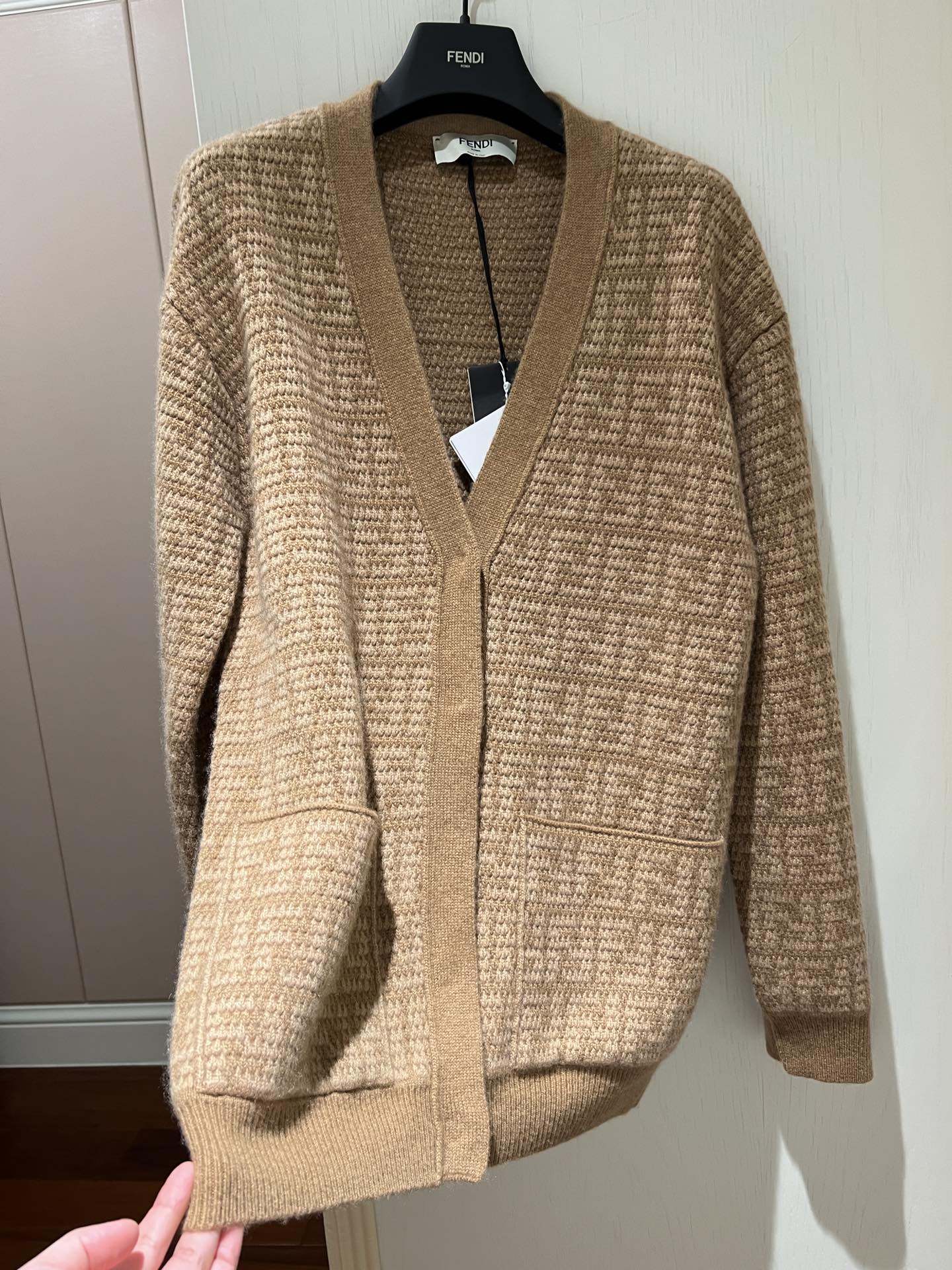 Кардиган Fendi-2403 с V-образным вырезом