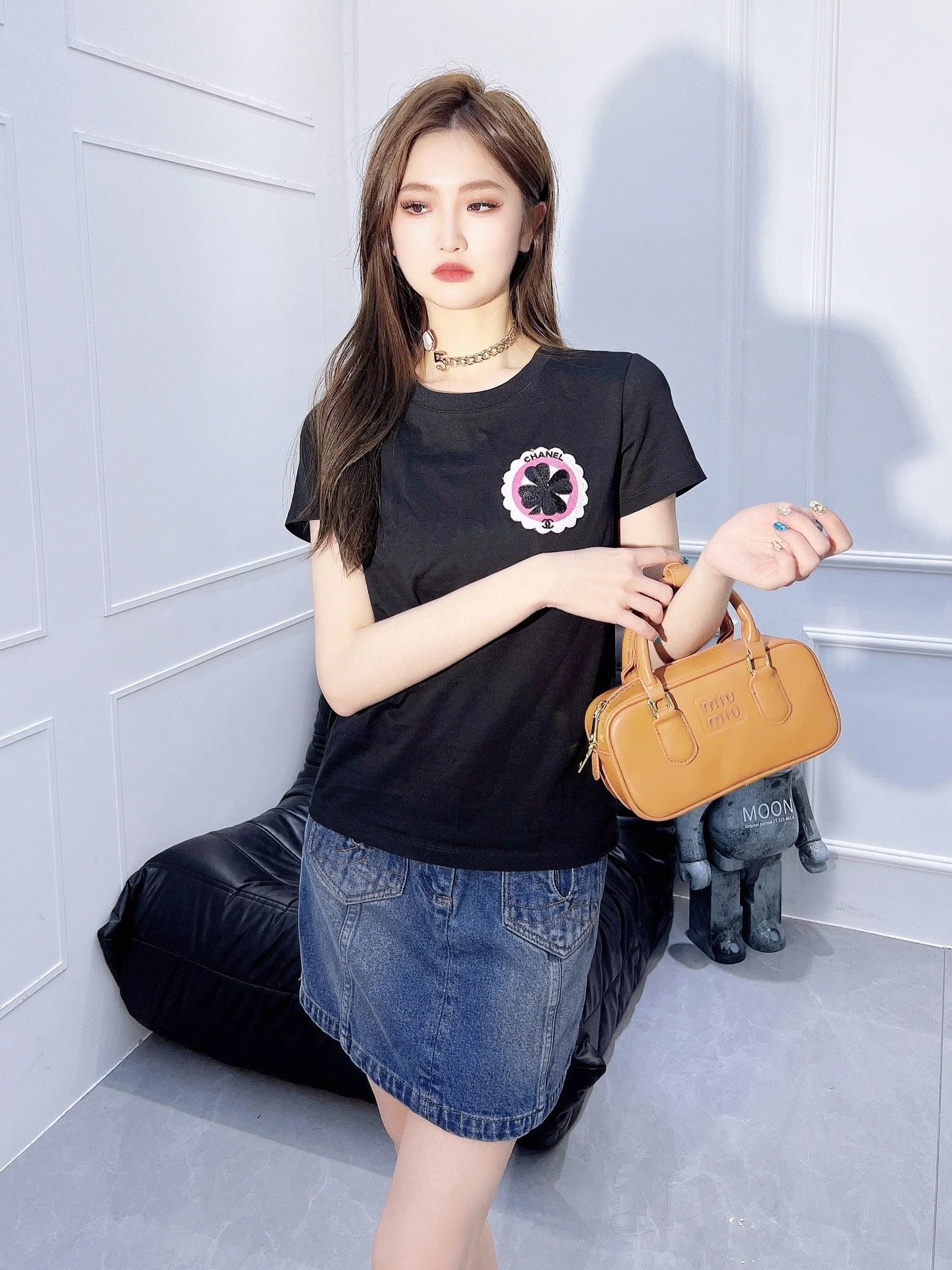 Футболка Chanel 2403 с вышитым четырехлистным клевером и круглым вырезом, с короткими рукавами - черная.