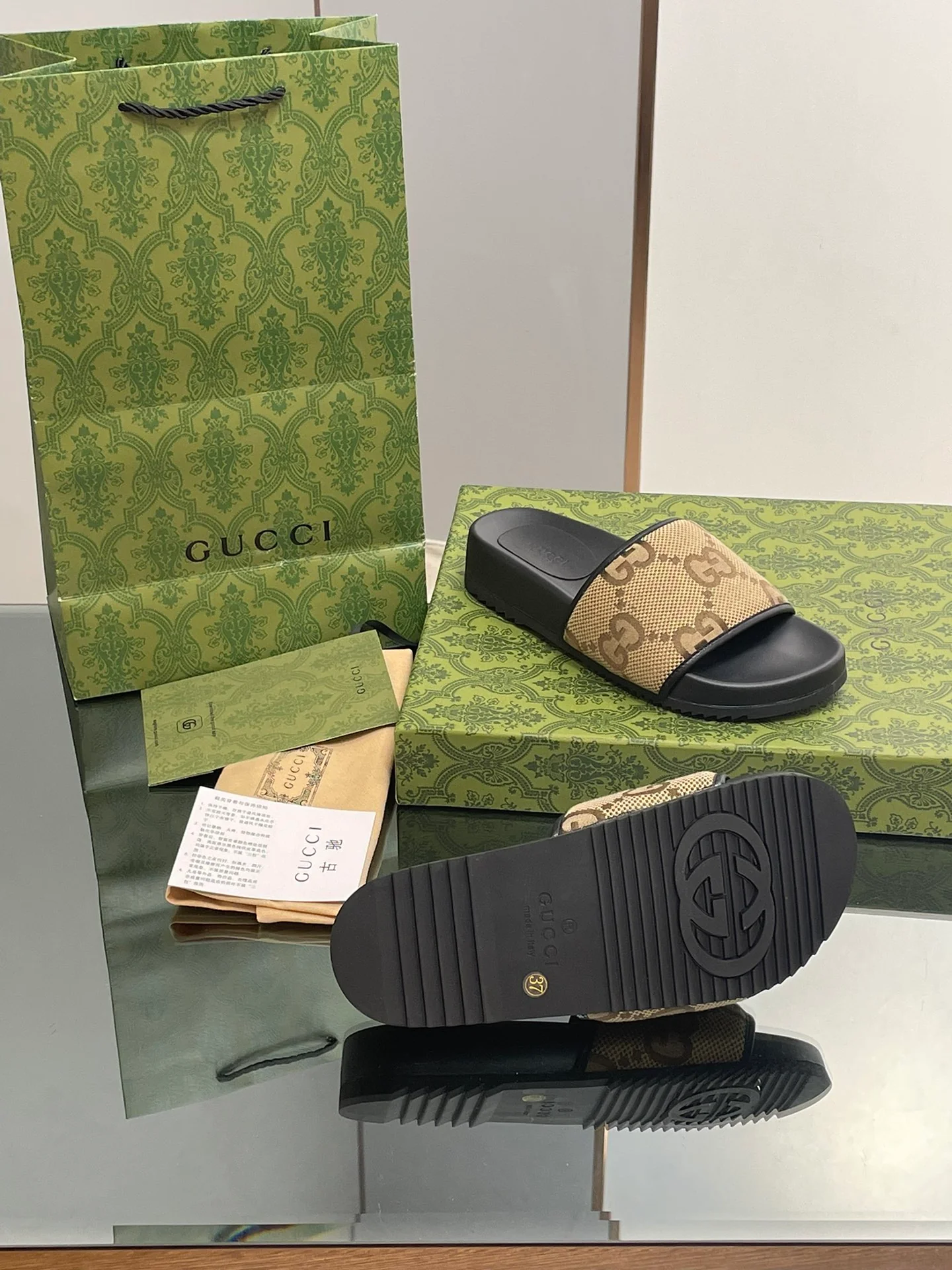 Новинка сезона осень/зима 2023 от Gucci - мюли с монограммой.