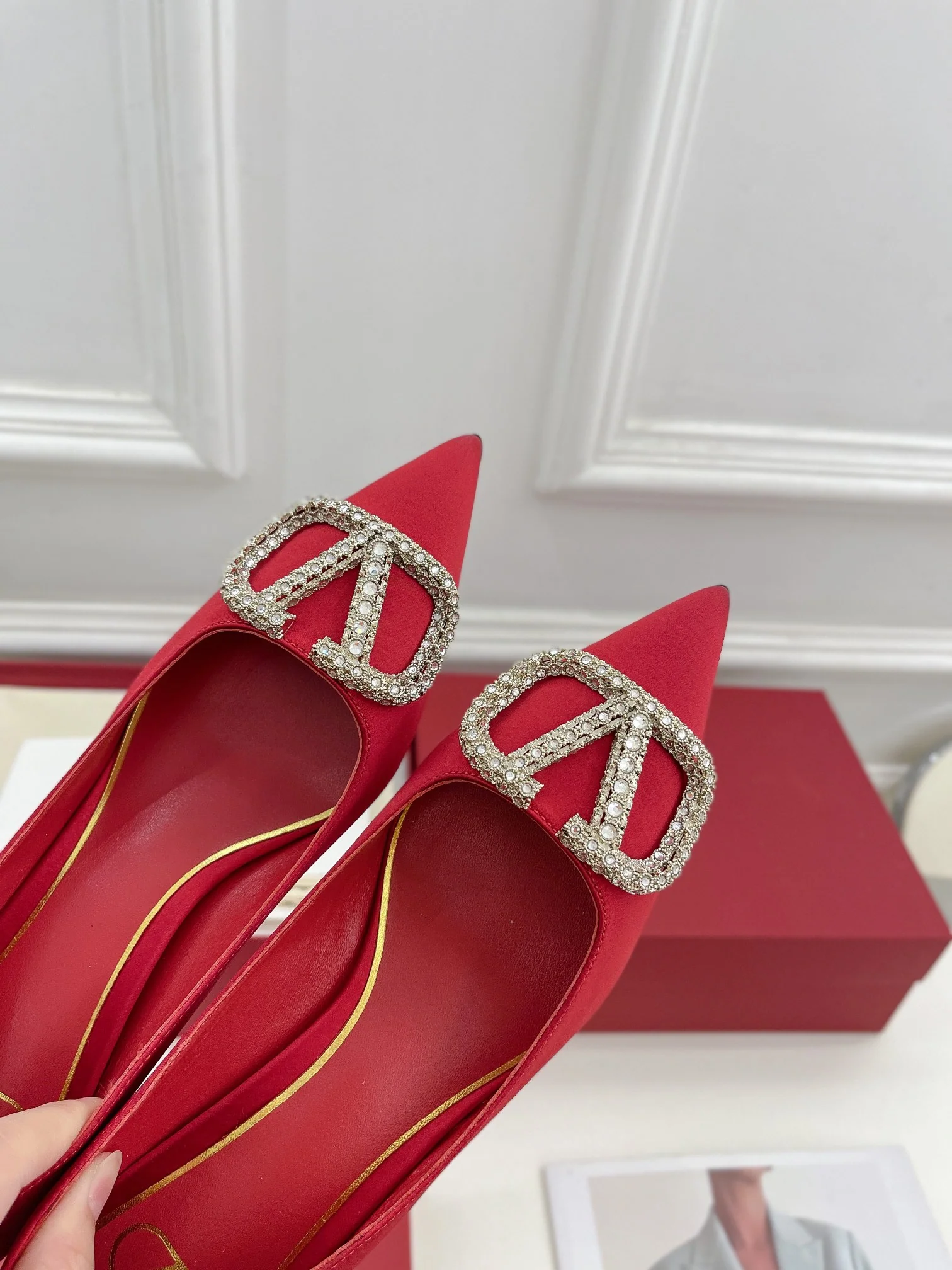 Новинка лета 2023 от Valentino - Коллекция Roman Stud - Туфли на высоком каблуке с бриллиантовой пряжкой - 5 см - Красные