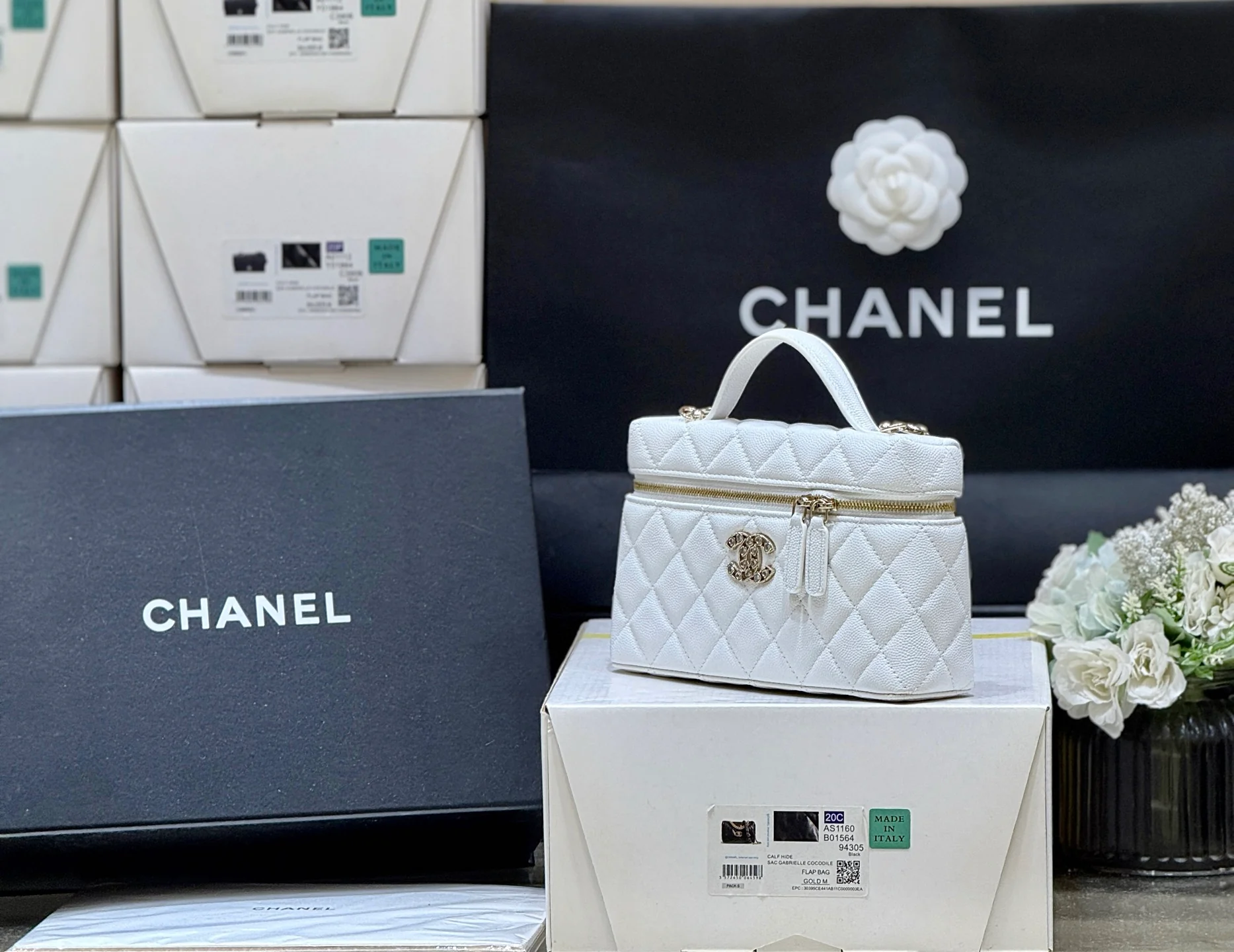 Сумка-ланчбокс Chanel 25p Limited Edition в форме сердца с бриллиантом — белая.