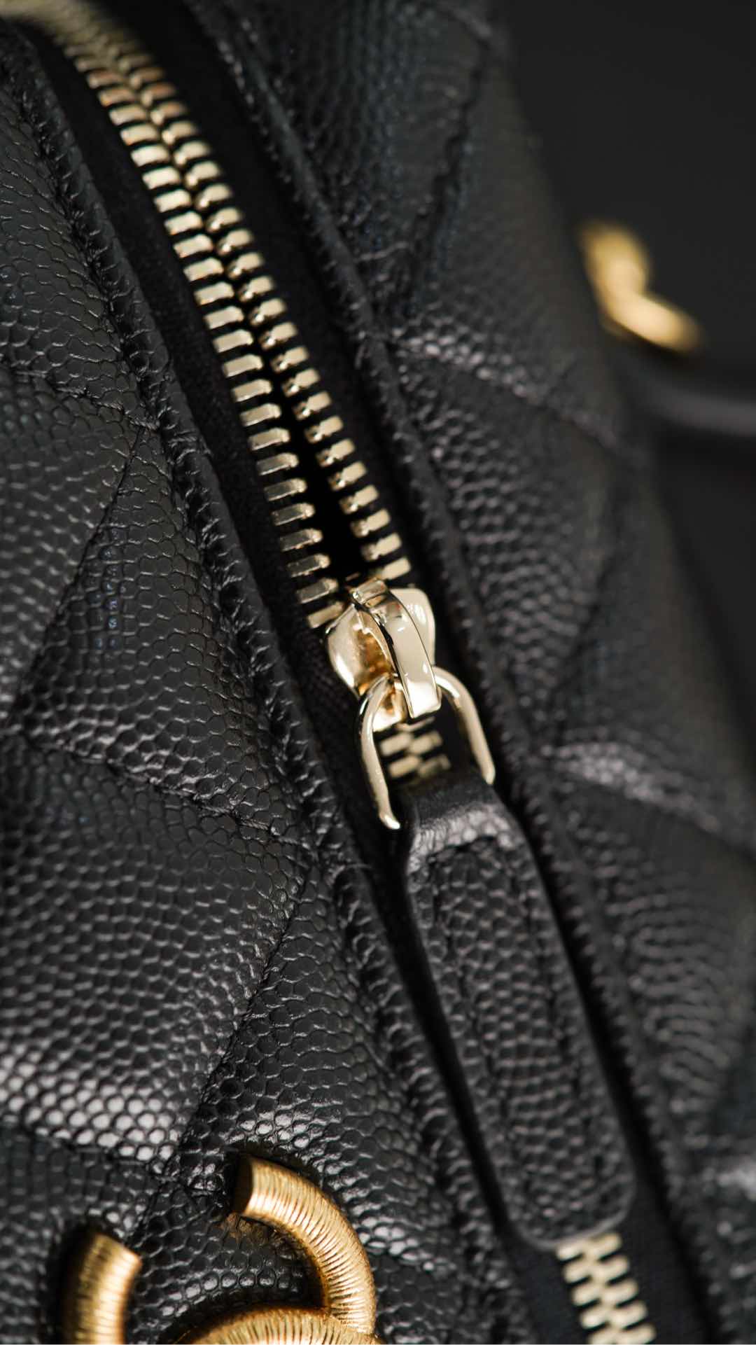 Сумка для ланча Chanel 25p Lychee Beef - черно-золотая