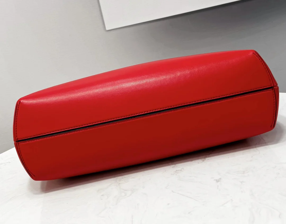 Средняя красная кожаная сумка Fendi First