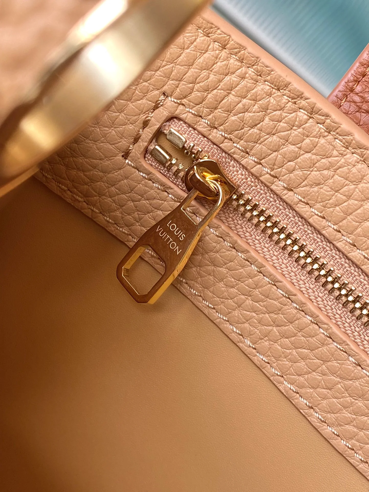 m23058-LV-capucines-коричневый с коричневыми отверстиями от гвоздей-средний