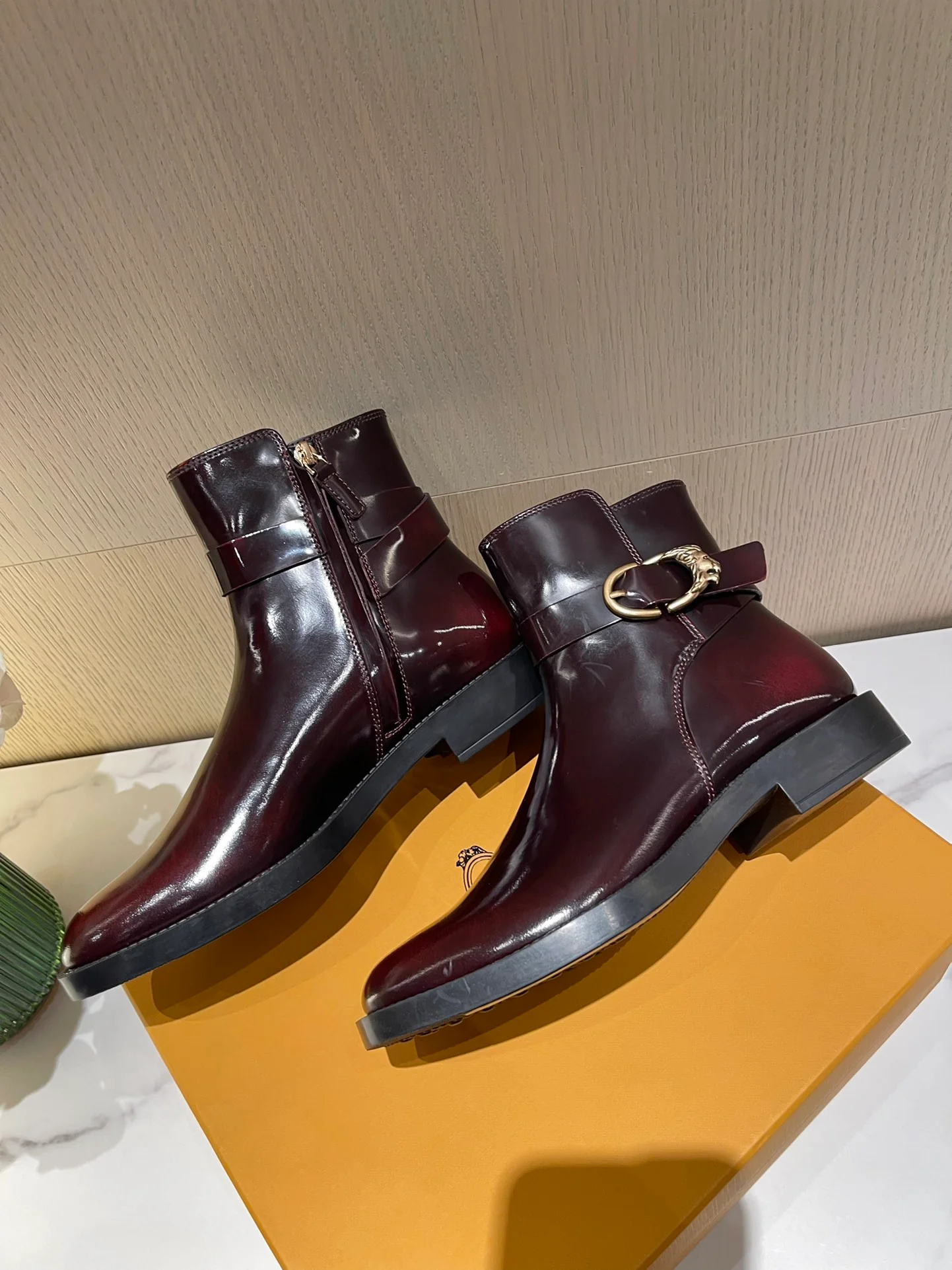 Tods - Новинка сезона осень/зима 2022 - Ботильоны с разрезом и бисером - 1