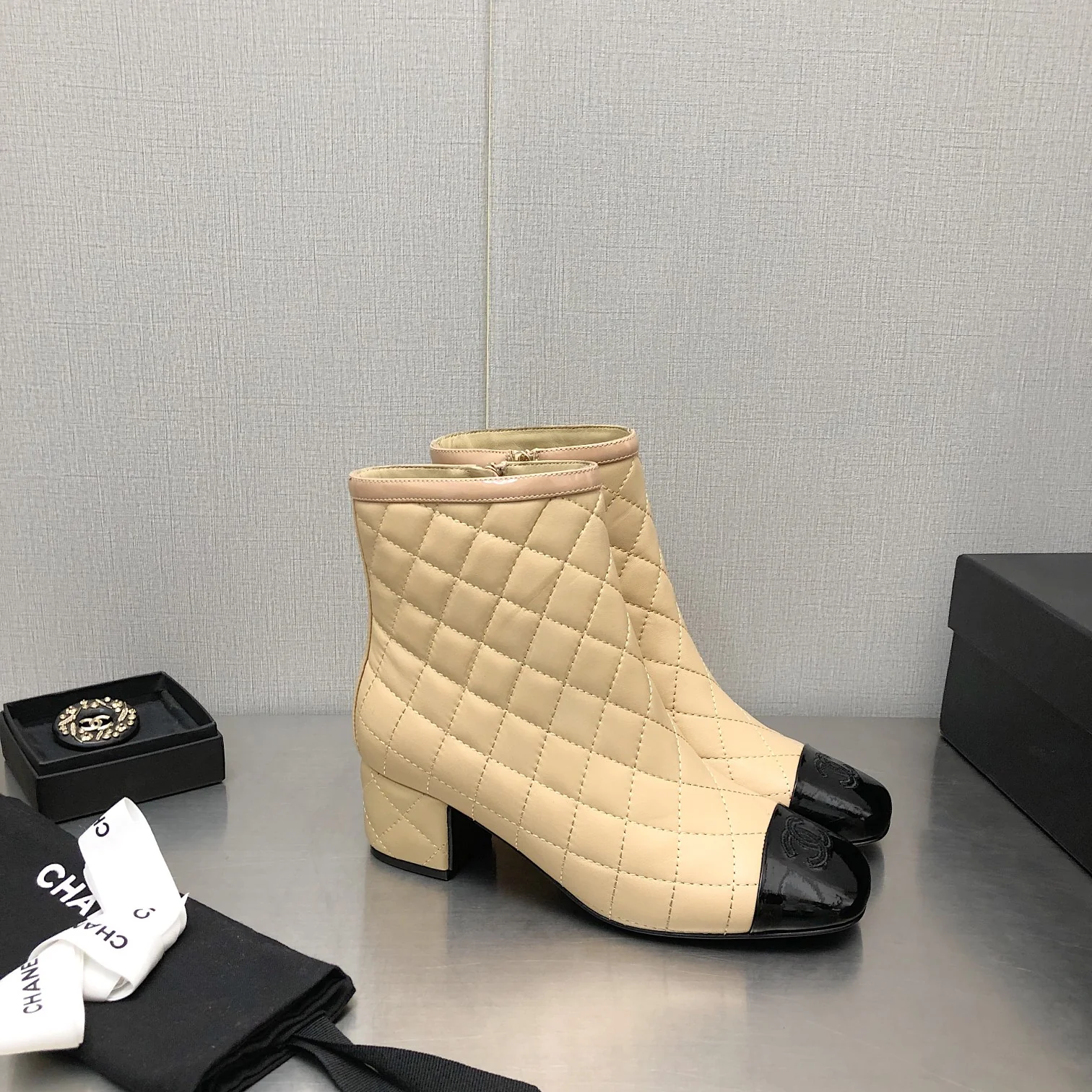 Новинка сезона осень/зима 2022 от Chanel - Стеганые ботильоны - Абрикосовый цвет