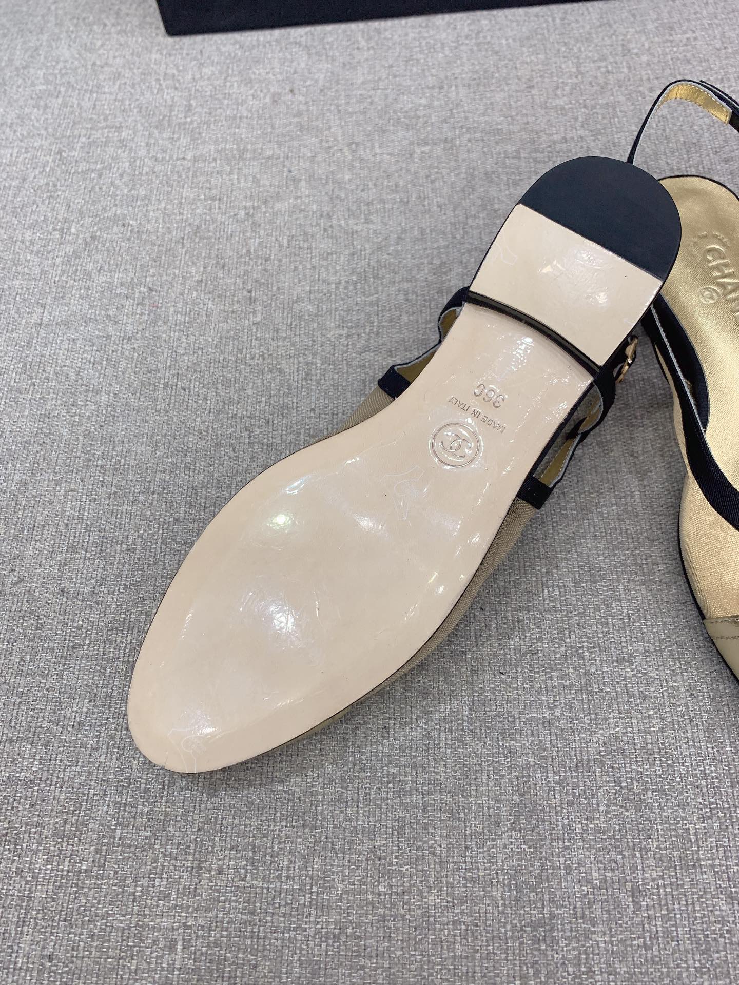 Классические сандалии-балетки Chanel с золотистым носком.