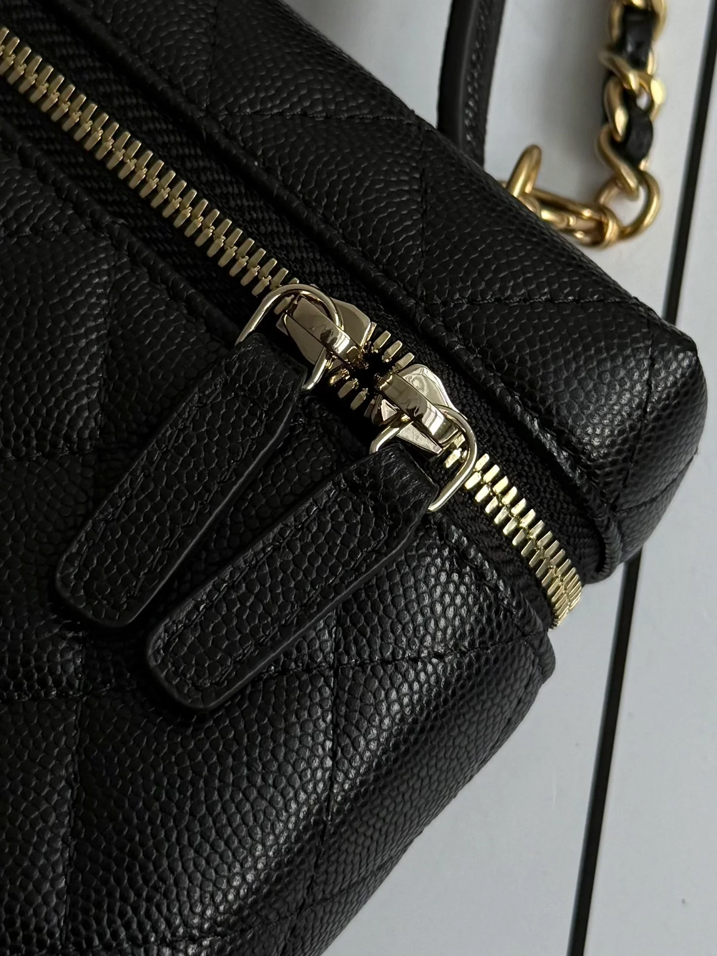 Сумка-бенто Chanel 25p-LP с застежкой в ??форме сердца, украшенной бриллиантами — черная.