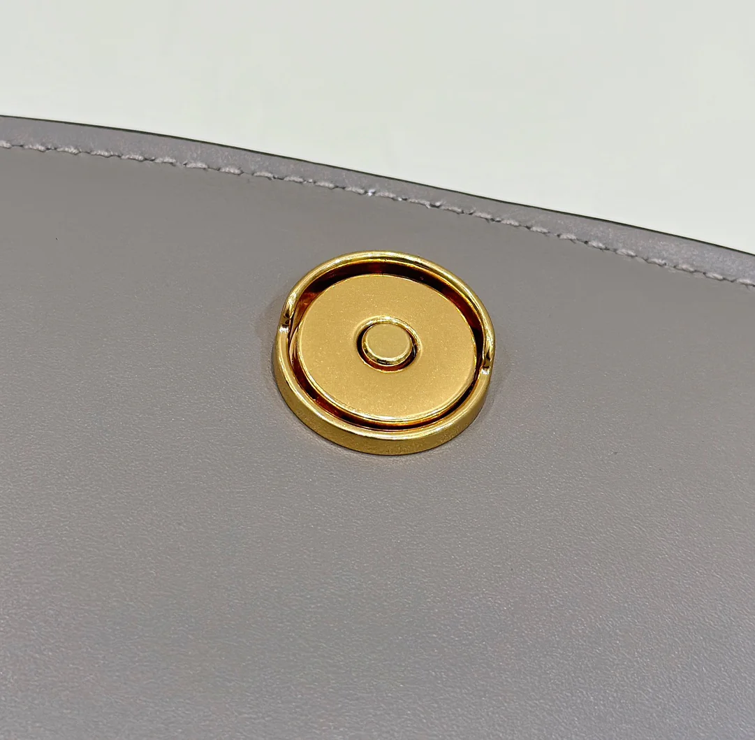 Сумка-седло Fendi в стиле ретро с клапаном — цементно-серый