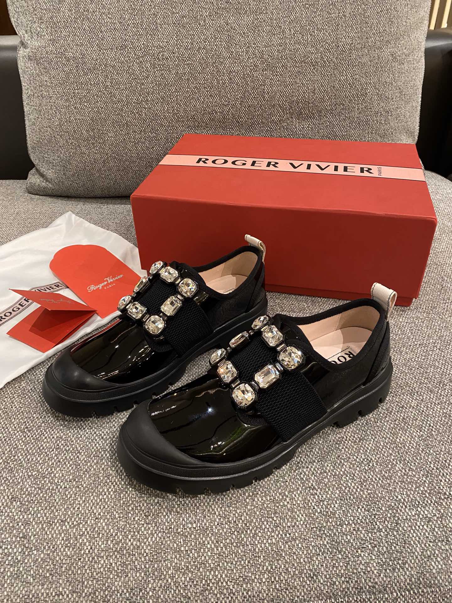 Кроссовки из лакированной кожи с пряжкой