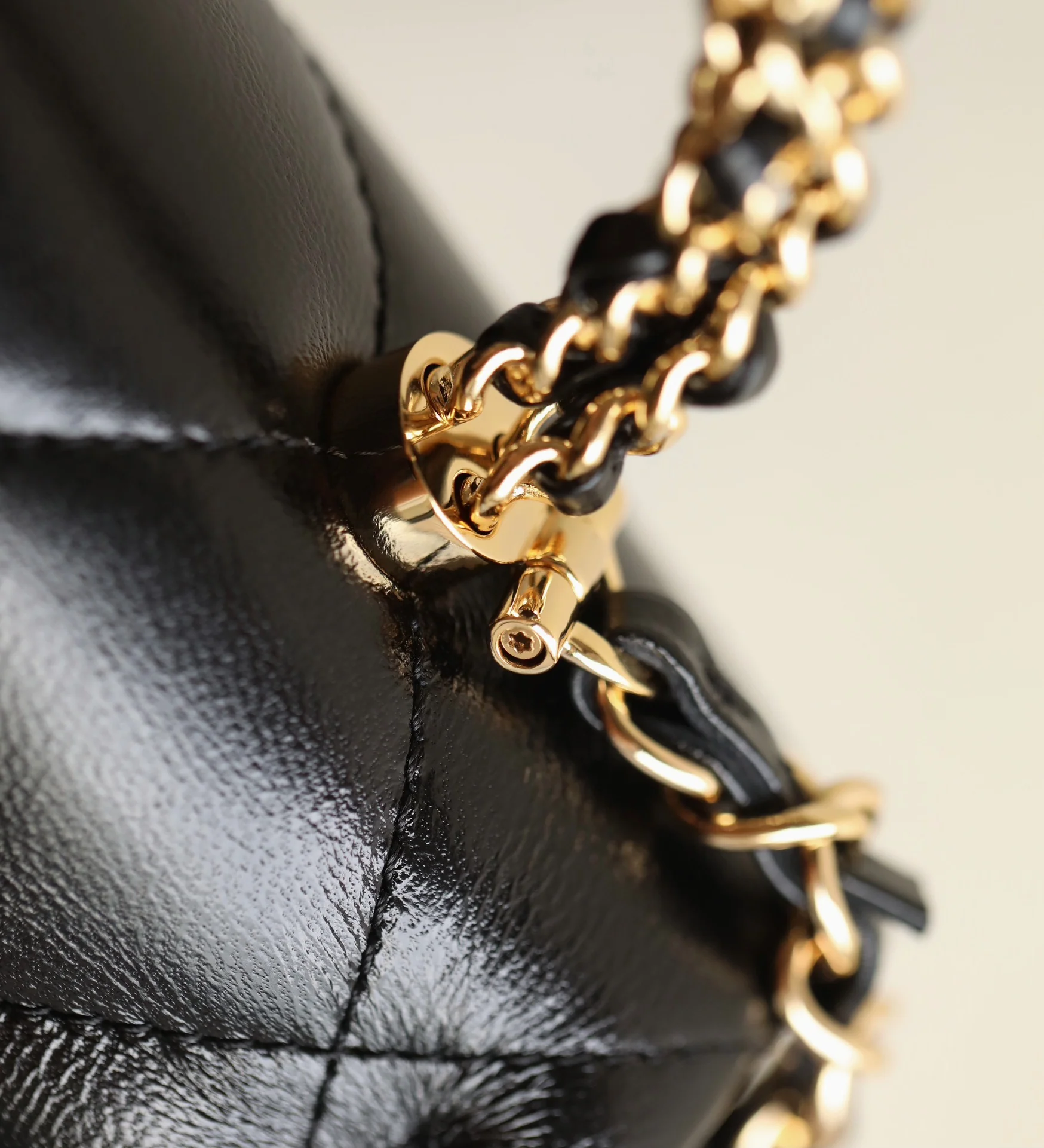 Маленькая черная сумка Chanel с клапаном и поворотной ручкой.