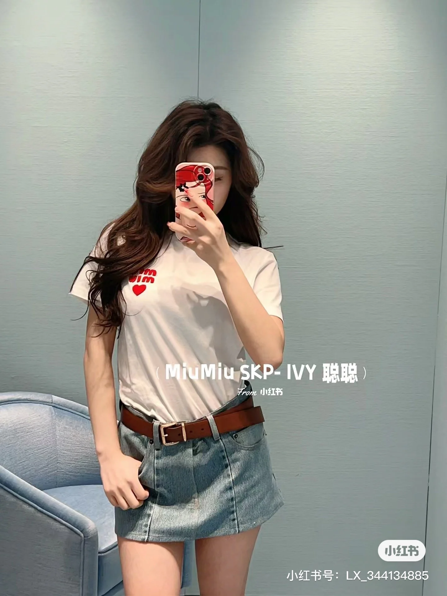 Miu Miu-2404 - Простая футболка с коротким рукавом и красной аппликацией в виде надписи.