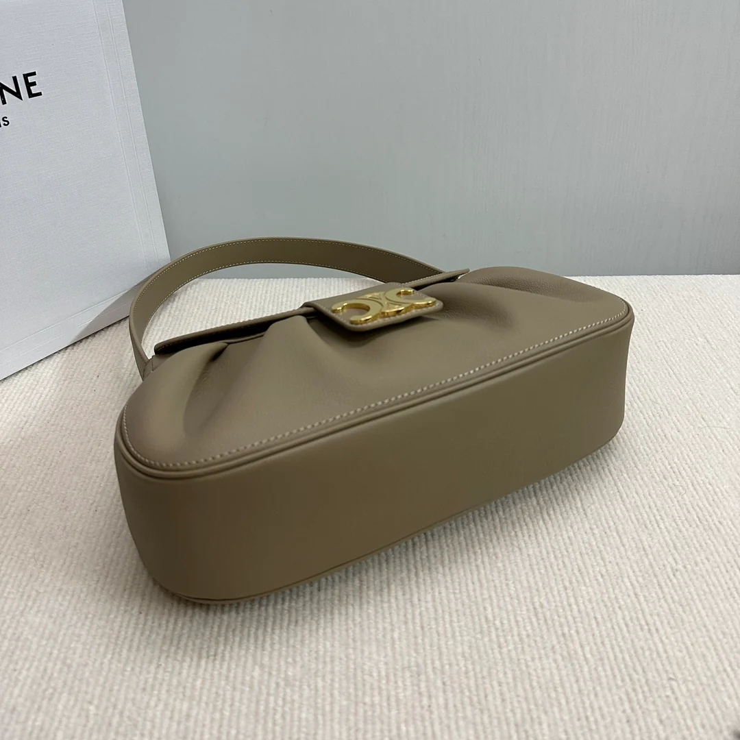 Сумка Celine Polly Bag — абрикосово-коричневая.